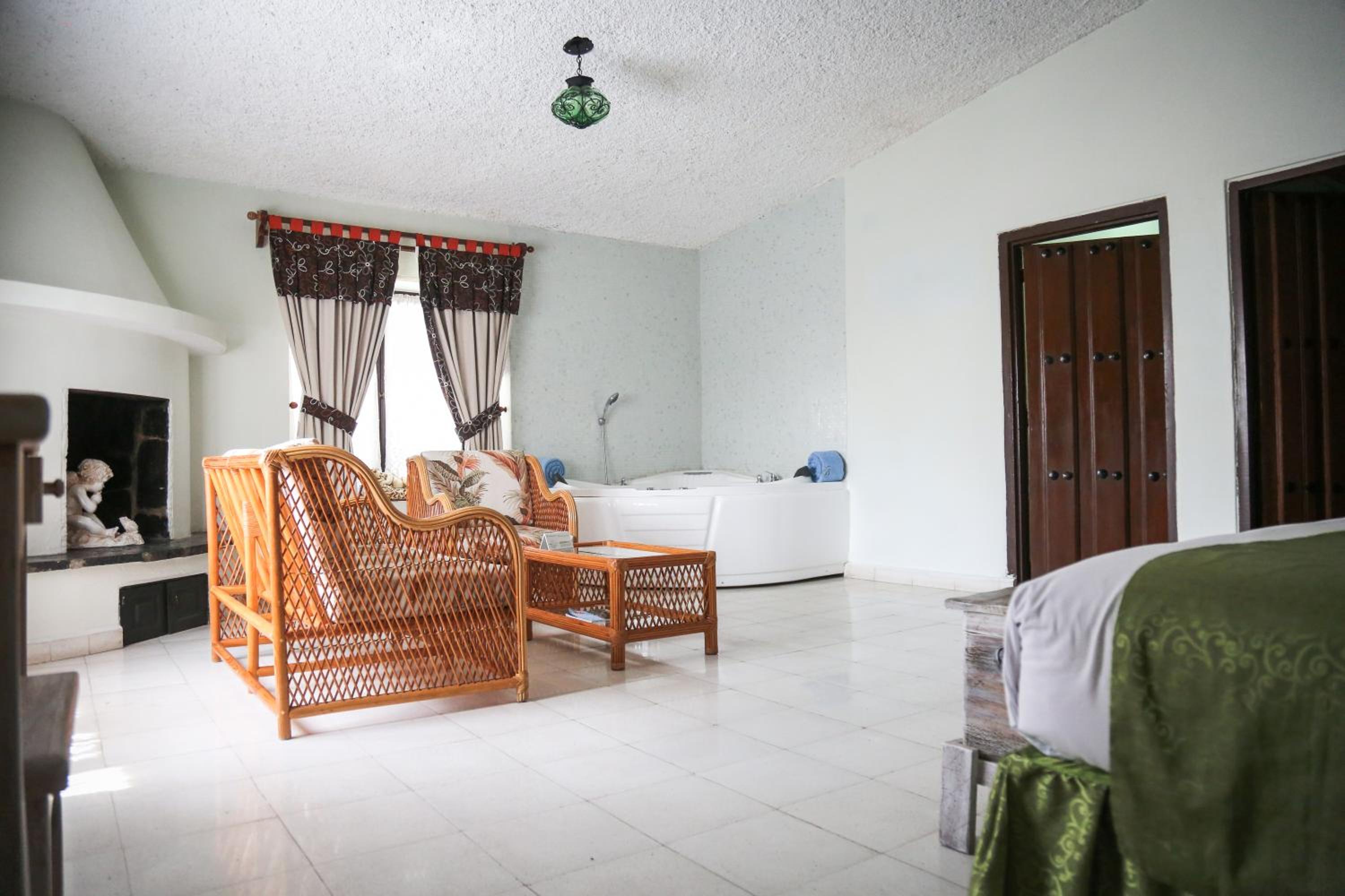 King Suite with Pool View