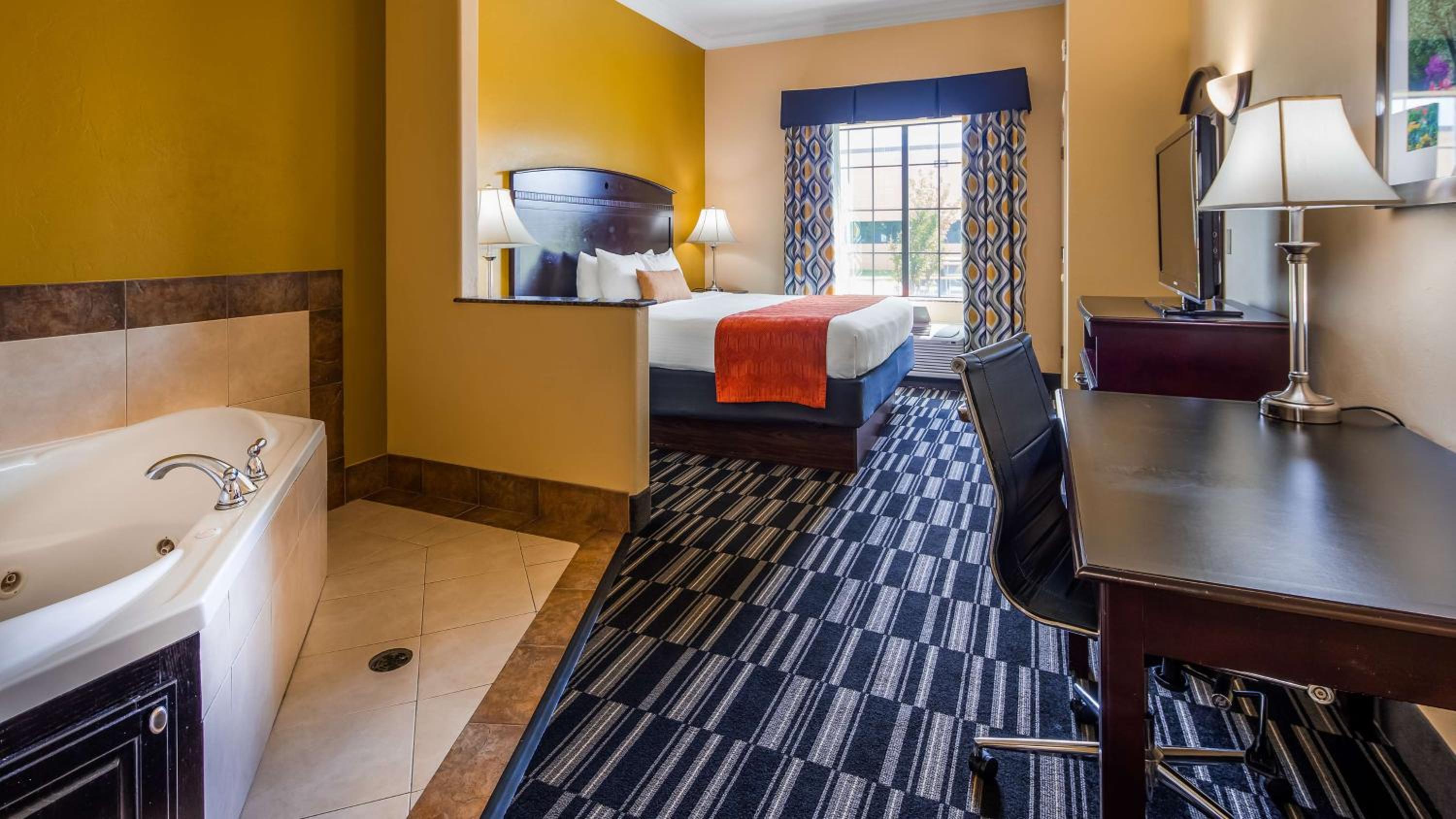 King Suite with Whirlpool - Non-Smoking - Photo 1