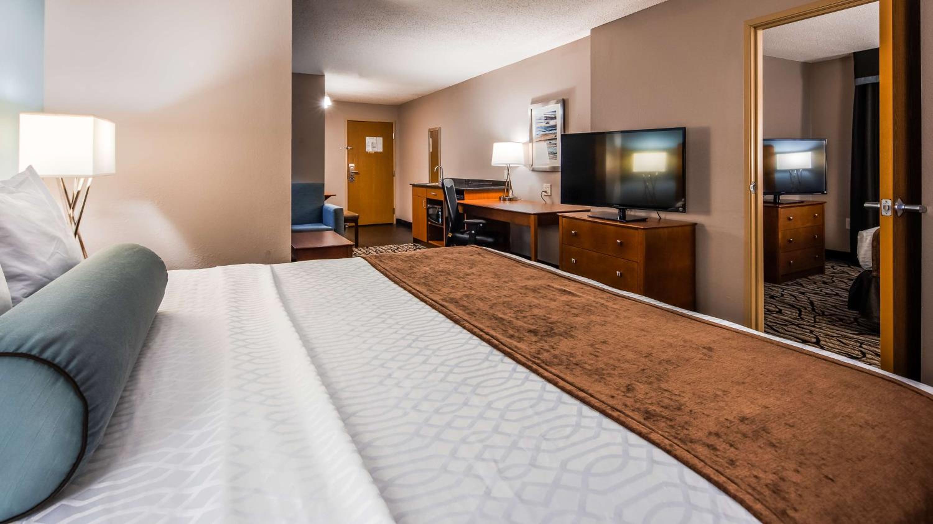 King Suite with Sofa Bed - Non-Smoking - Photo 2