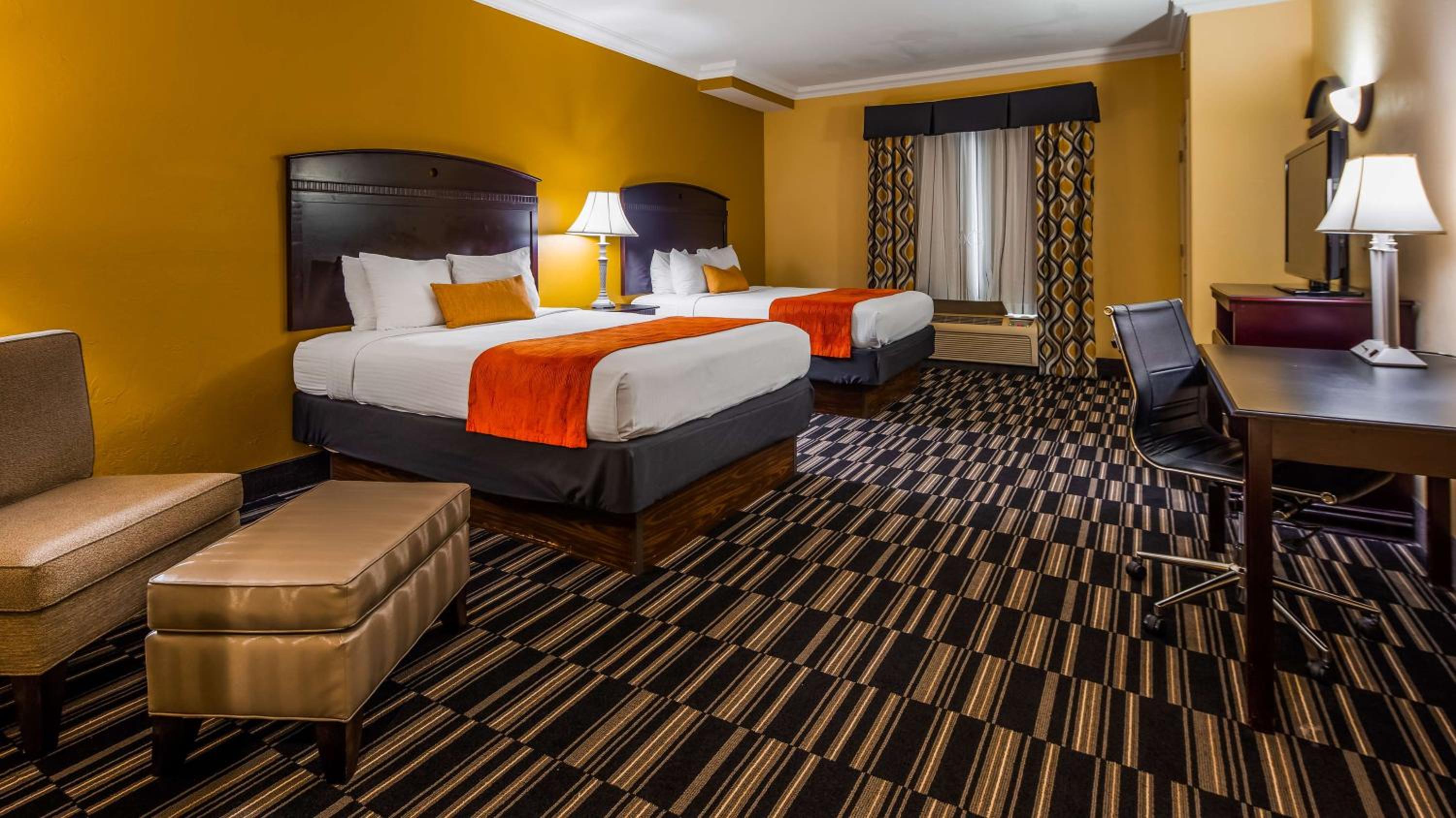 Queen Room with Two Queen Beds - Non-Smoking - Photo 1