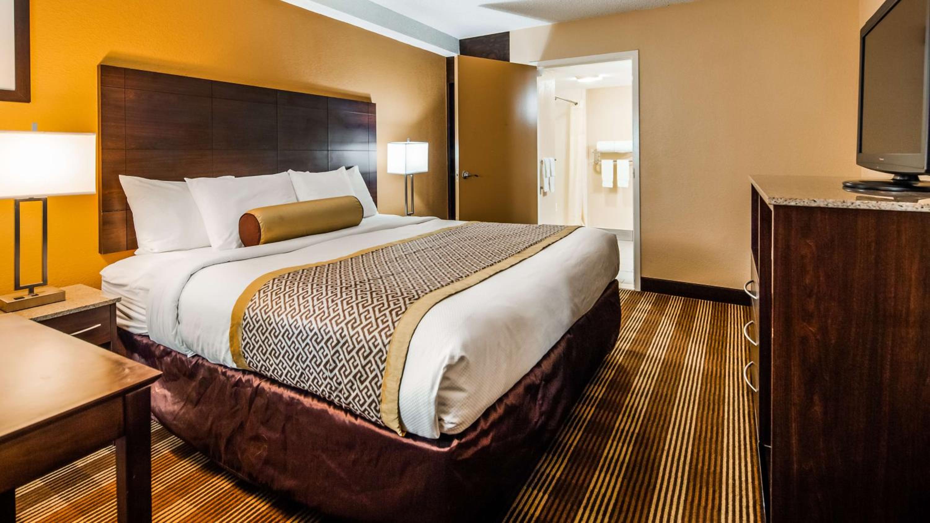 King Room with Roll-in Shower - Disability Access/Non-Smoking - Photo 1