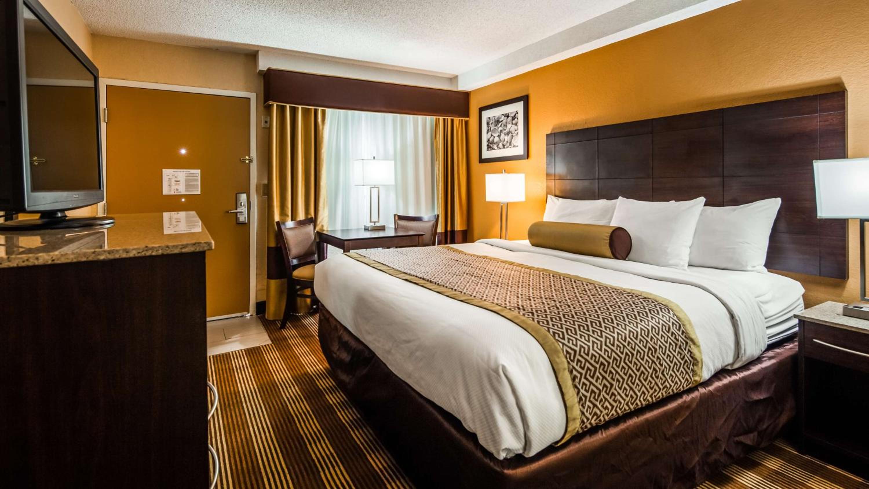 King Room with Roll-in Shower - Disability Access/Non-Smoking - Photo 5