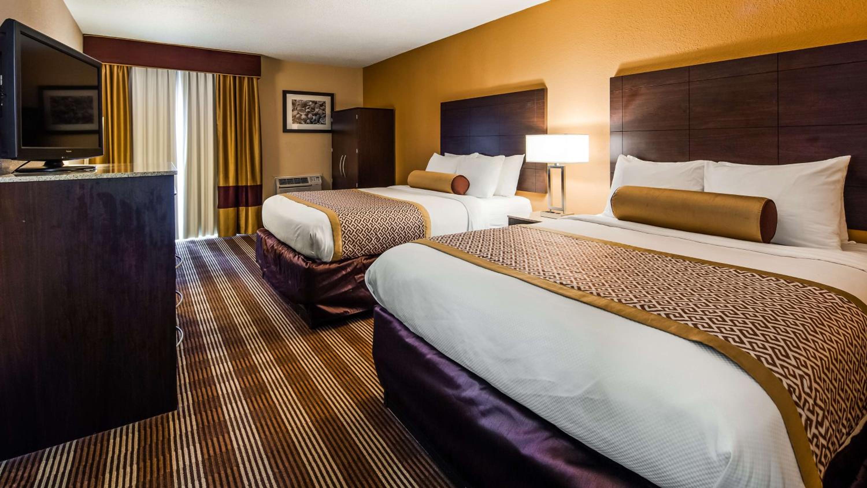 Queen Room with Two Queen Beds - Pet Friendly/Non-Smoking - Photo 5