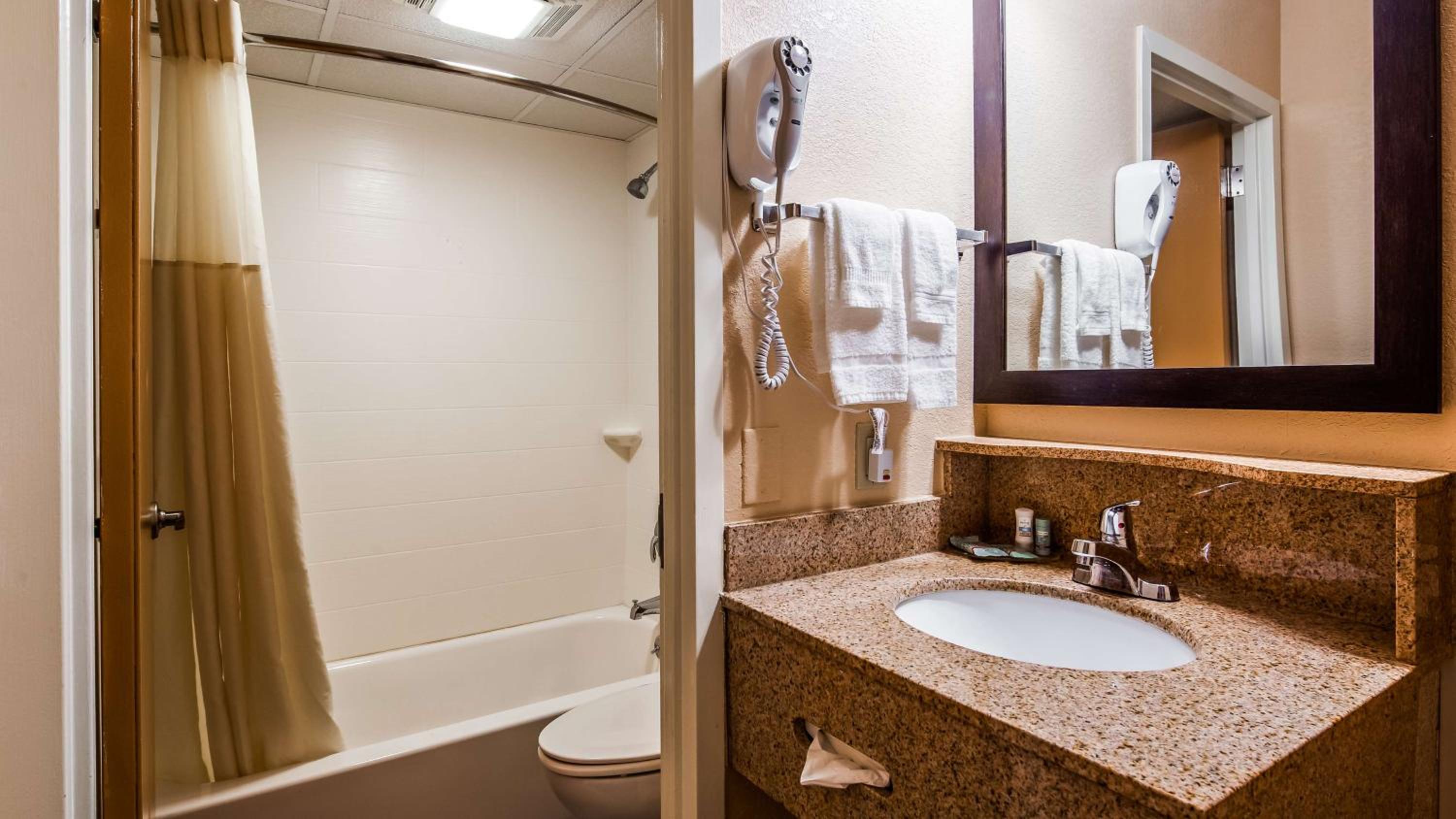 King Room with Roll-in Shower - Disability Access/Non-Smoking - Photo 2