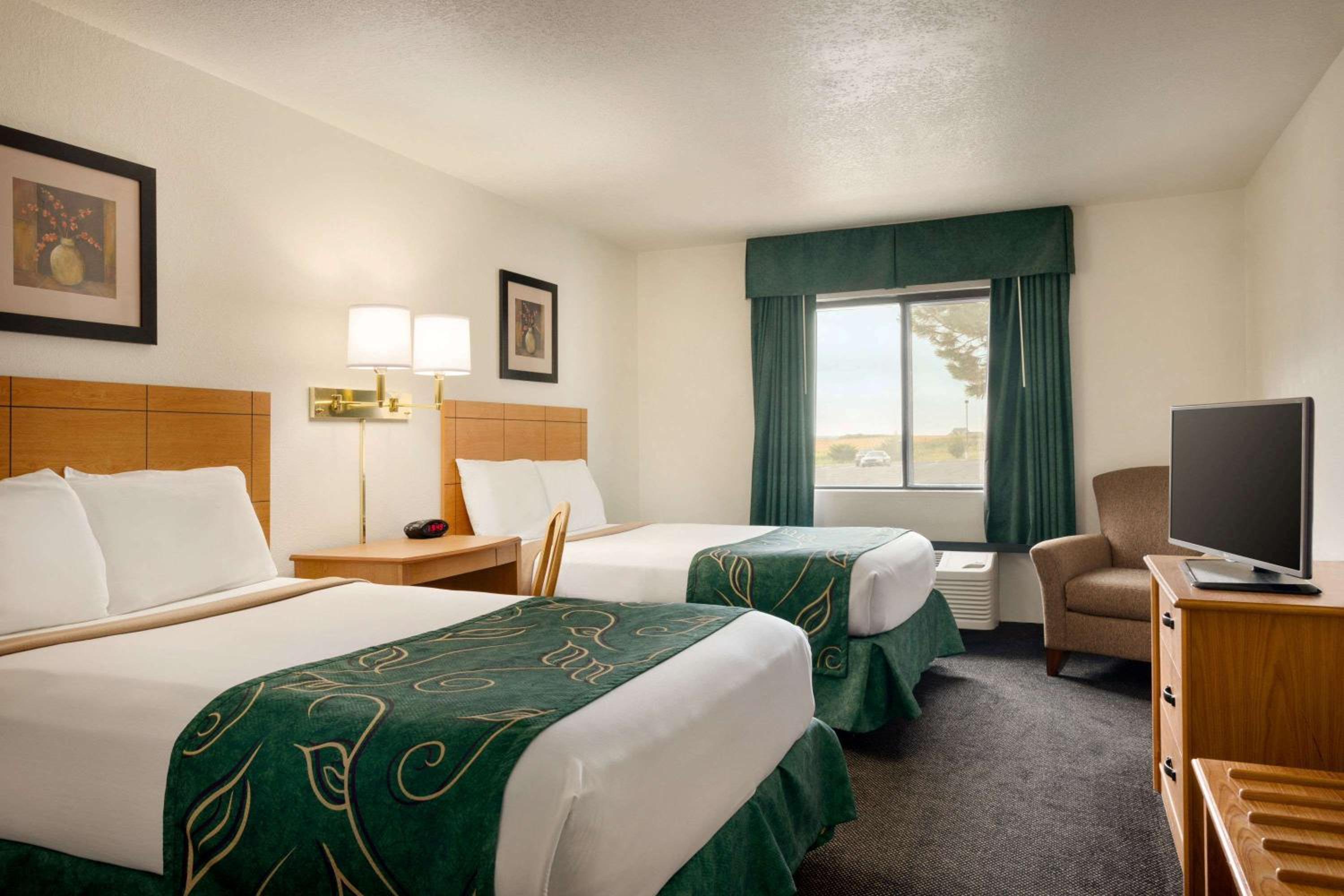 Double Room with Two Double Beds - Non-Smoking - Photo 2