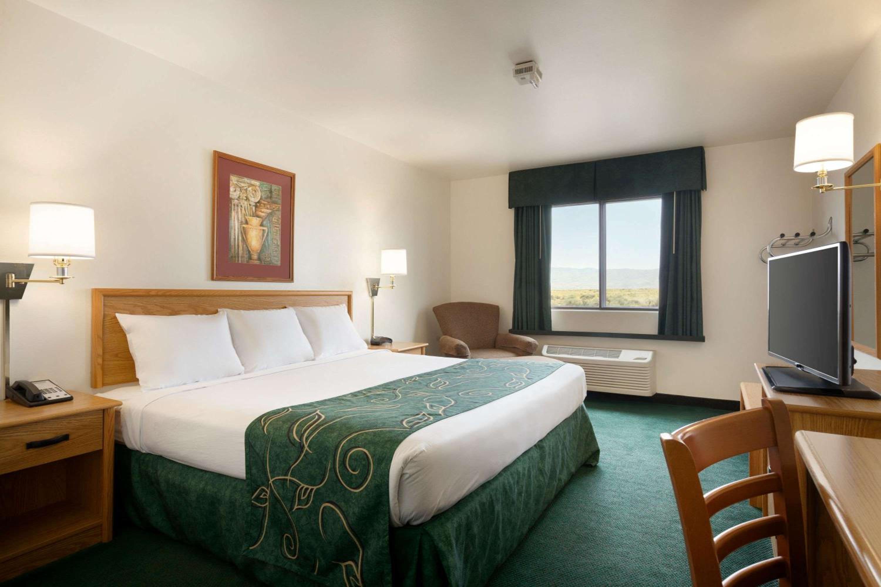 King Room - Non-Smoking - Photo 1