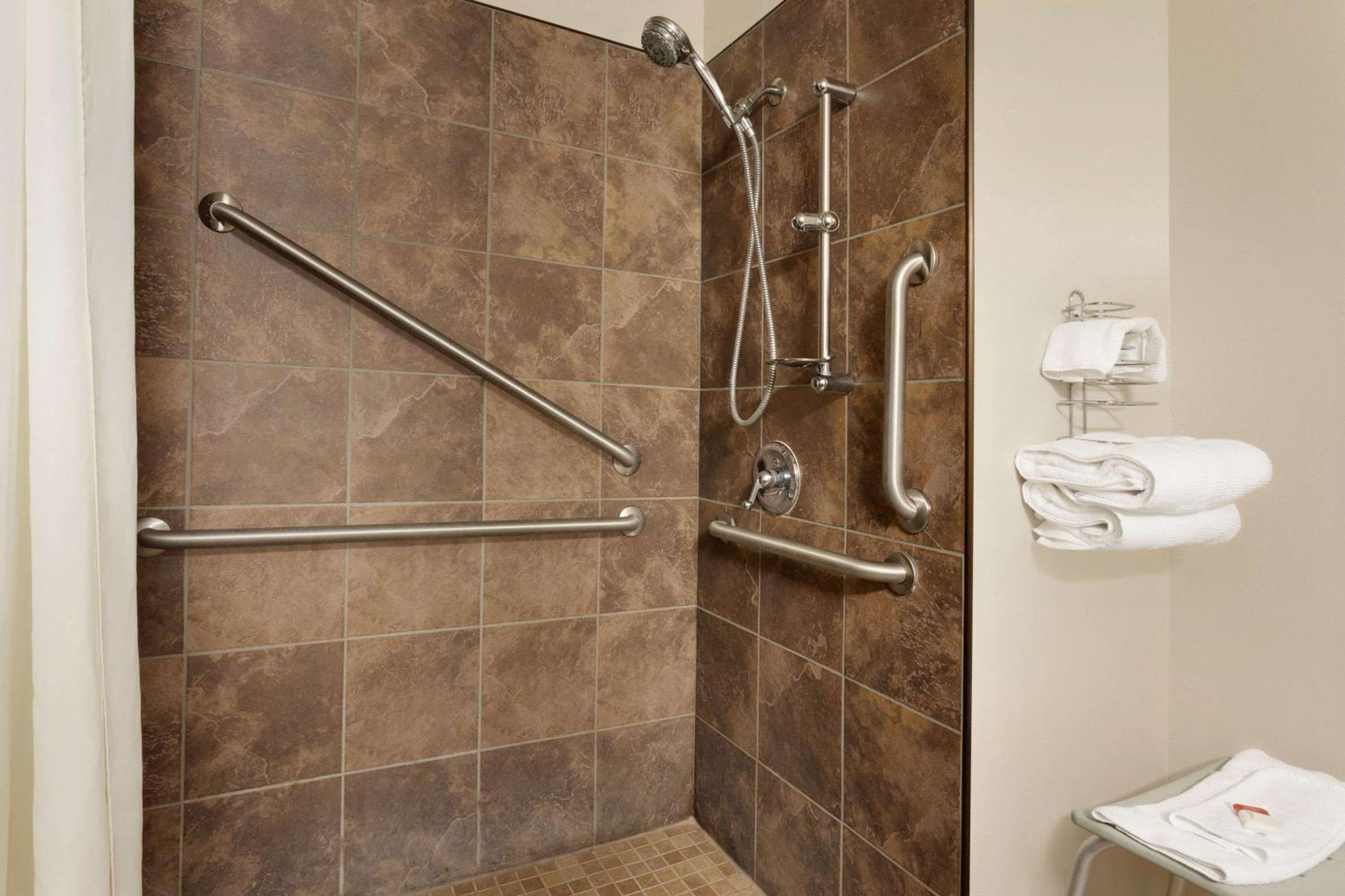 Queen Room - Mobility Access/Non-Smoking - Photo 4