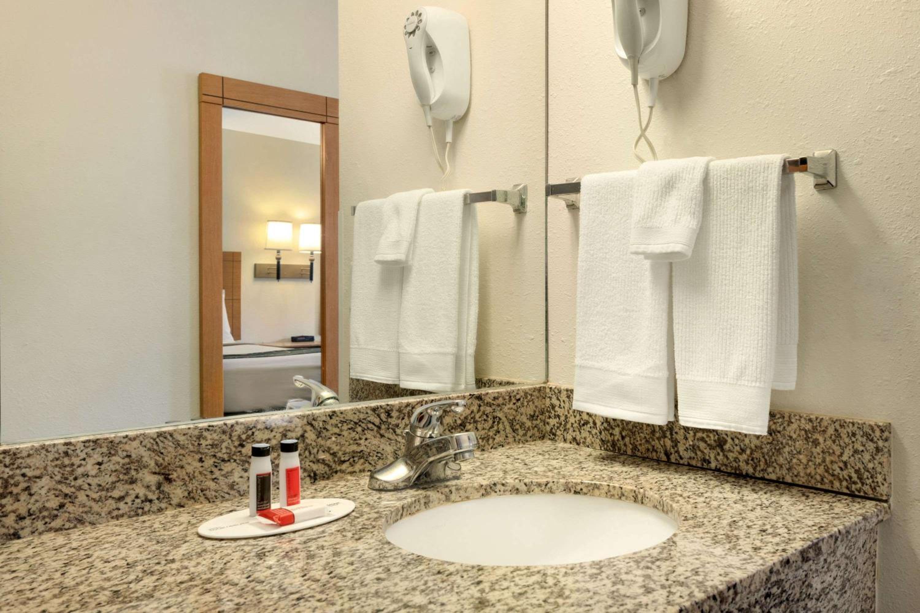 Double Room - Mobility Access/Non-Smoking - Photo 4