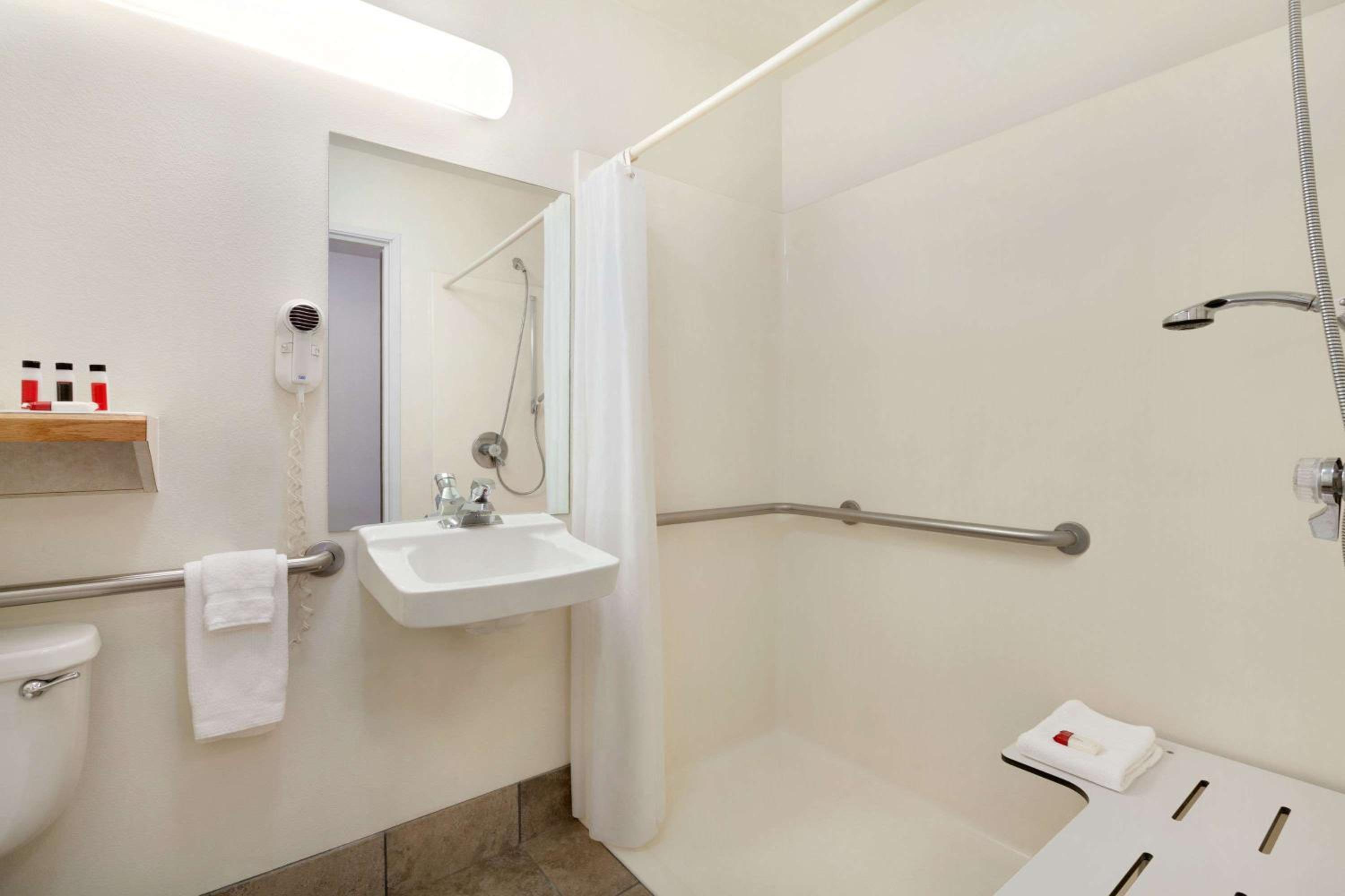 King Room - Mobility Access/Non-Smoking - Photo 9