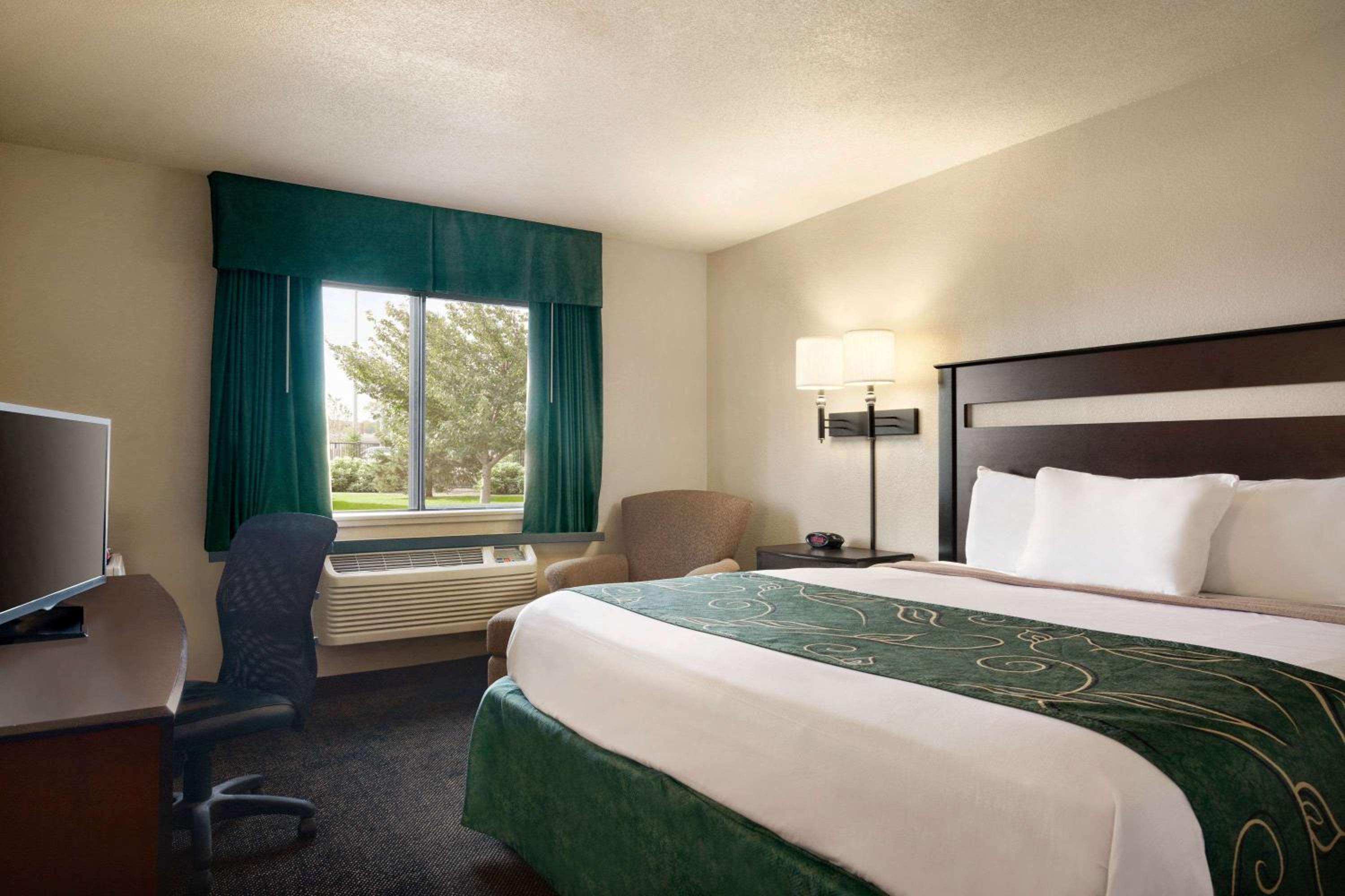 King Room - Non-Smoking - Photo 1