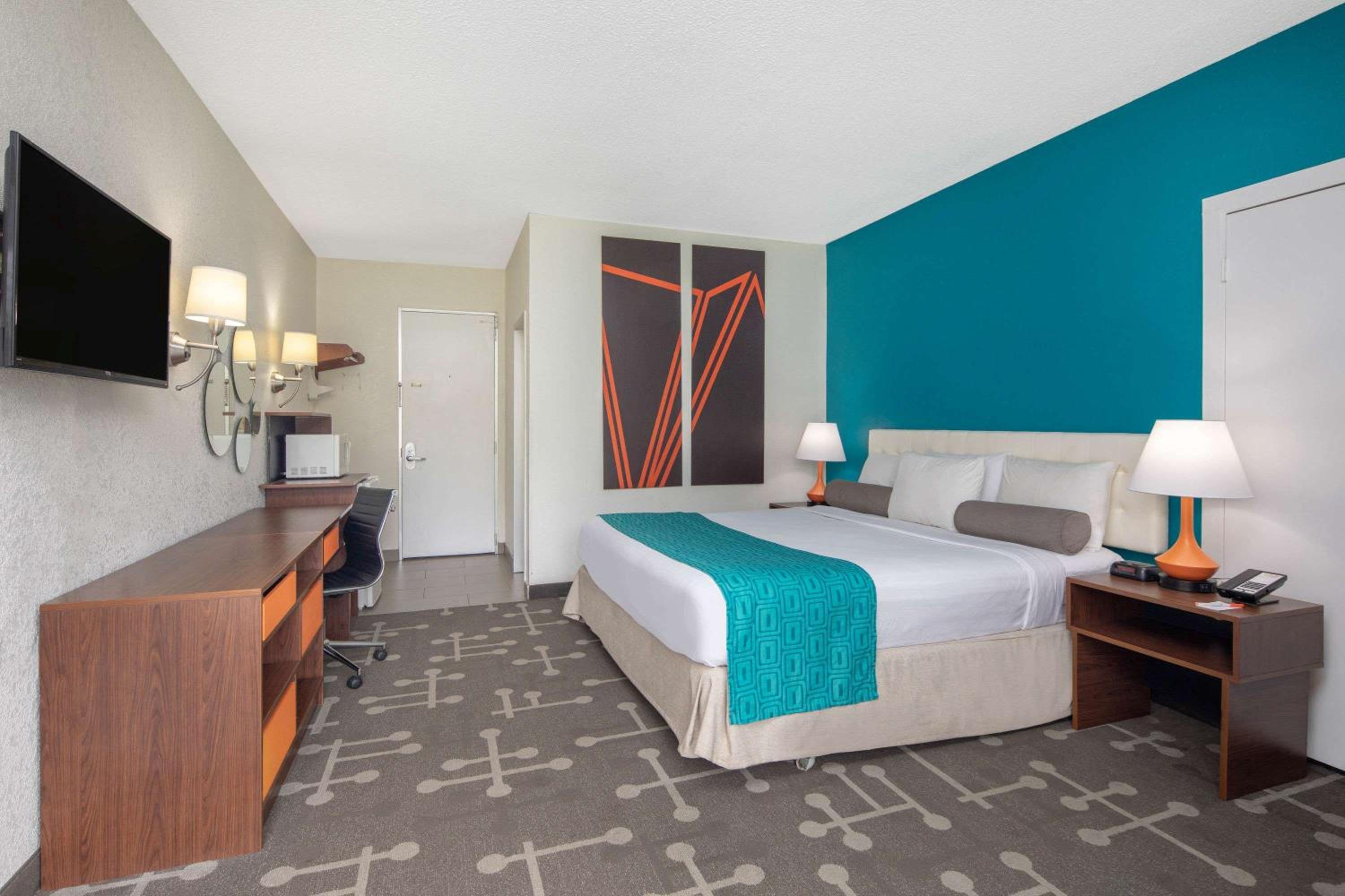 King Room - Non-Smoking - Photo 2