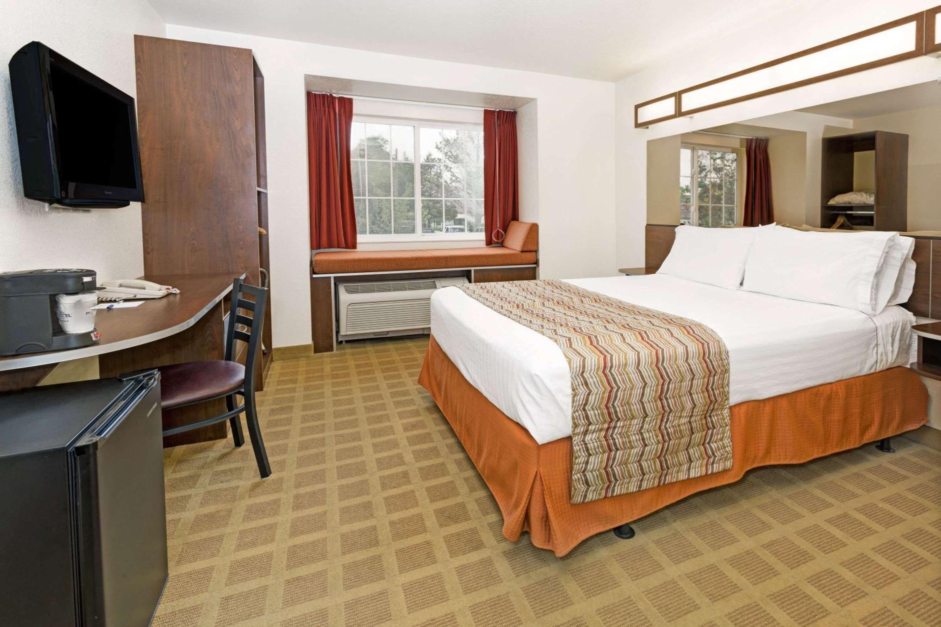 1 Queen Bed, Accessible Studio Suite, Non-Smoking - Photo 3