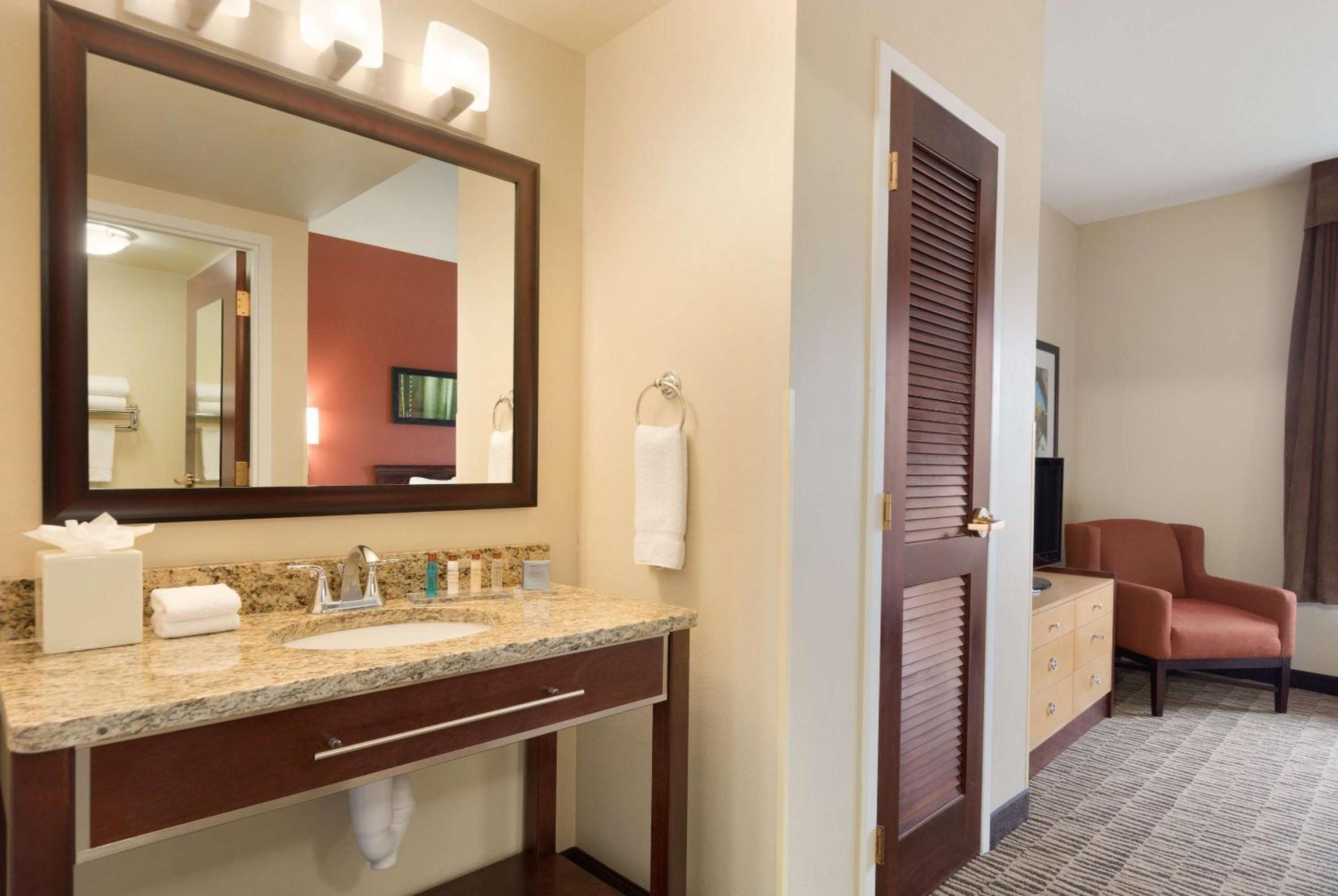 One-Bedroom Suite With Two Queen Beds - Mobility Access/Non-Smoking - Photo 2