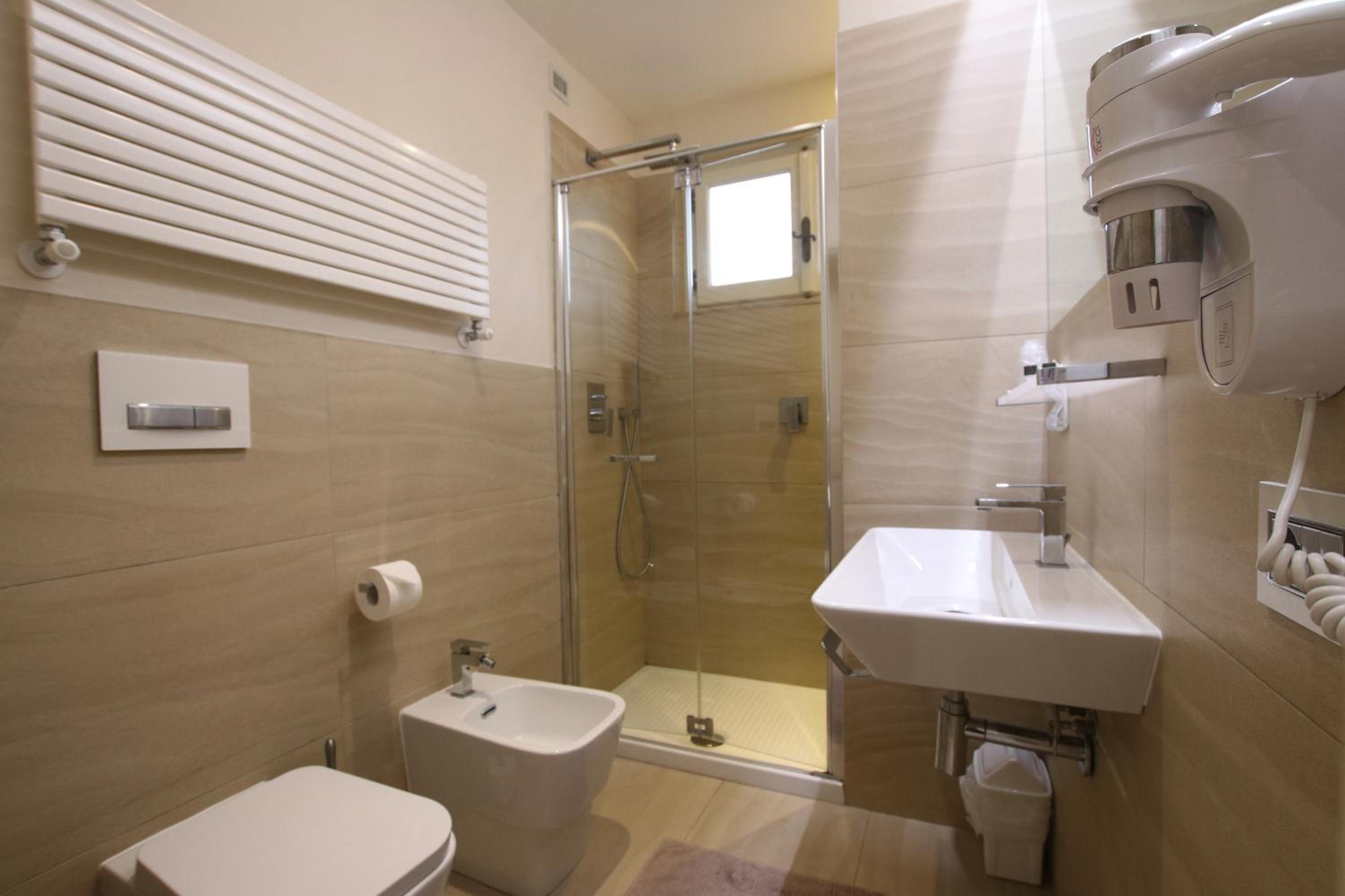Quadruple Room - Photo 12