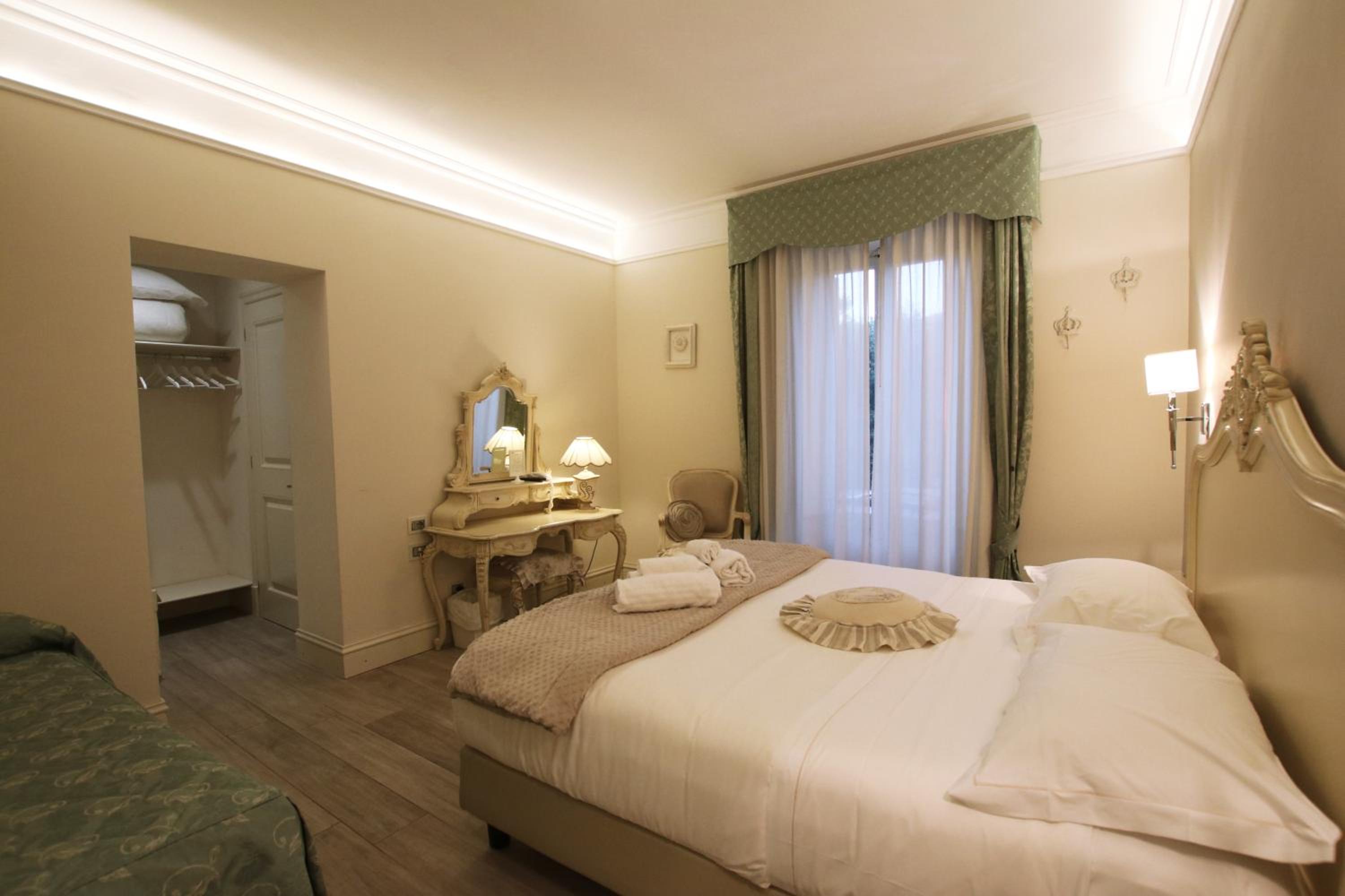 Triple Room with Side Sea View - Photo 8