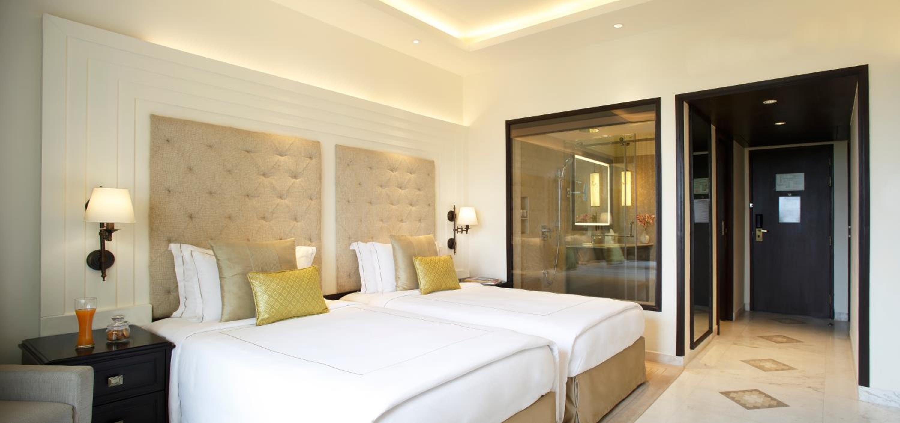 Deluxe Room City View Twin Bed - Photo 4