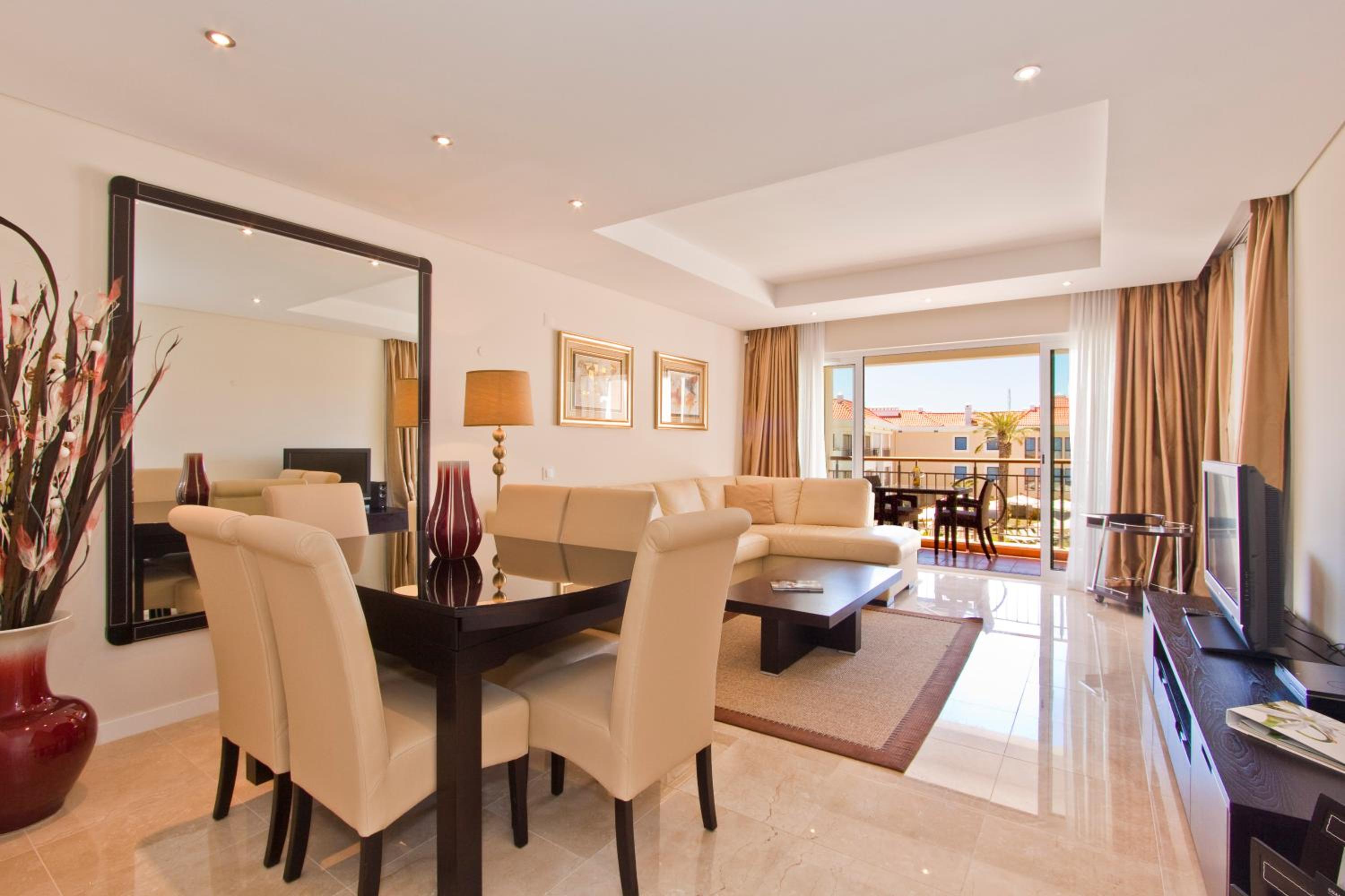 Luxury One-Bedroom Suite - Photo 6