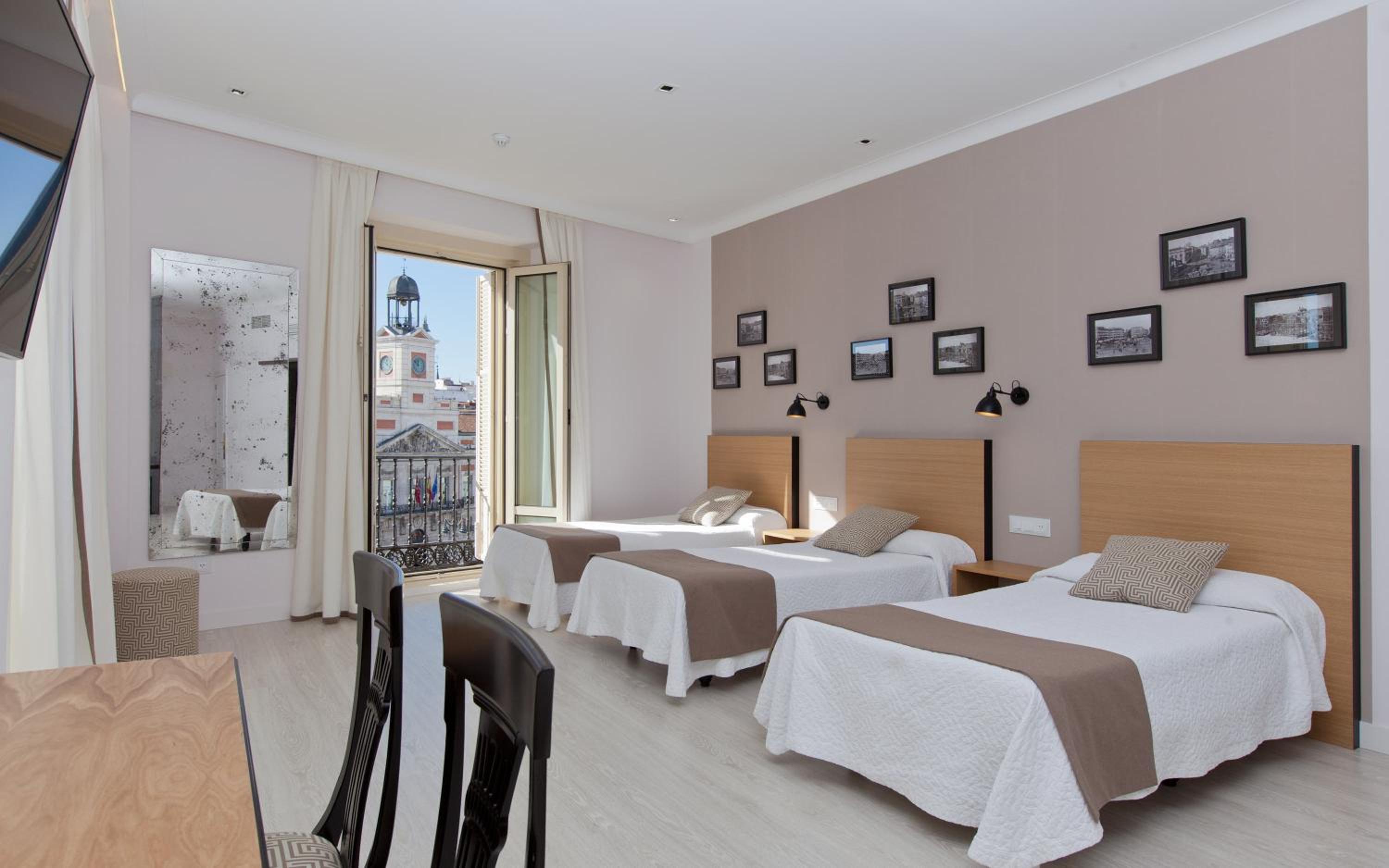 Habitación Cuádruple con Vista a Puerta del Sol