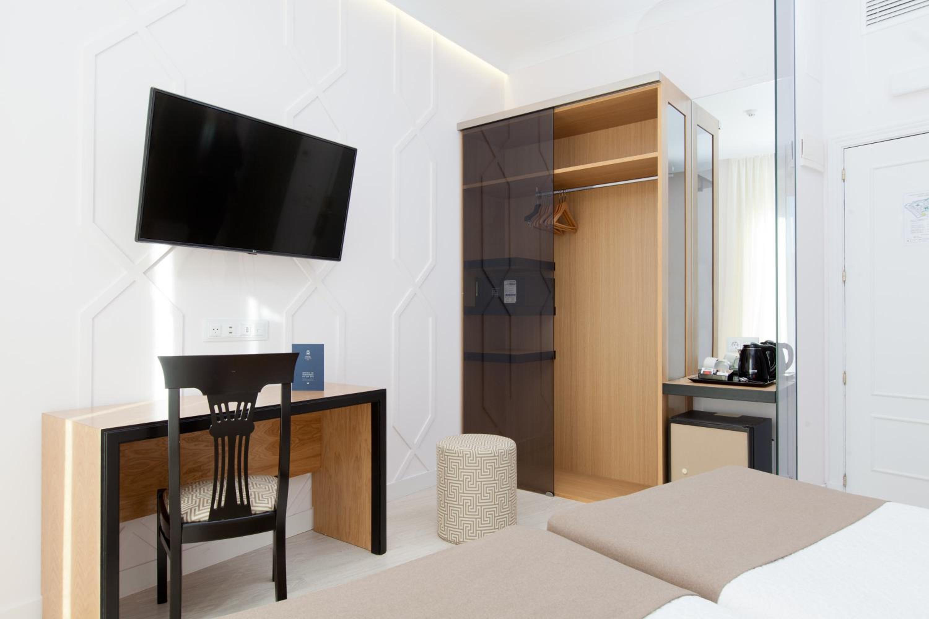 Two Connecting Double Rooms with Puerta del Sol View photo 2