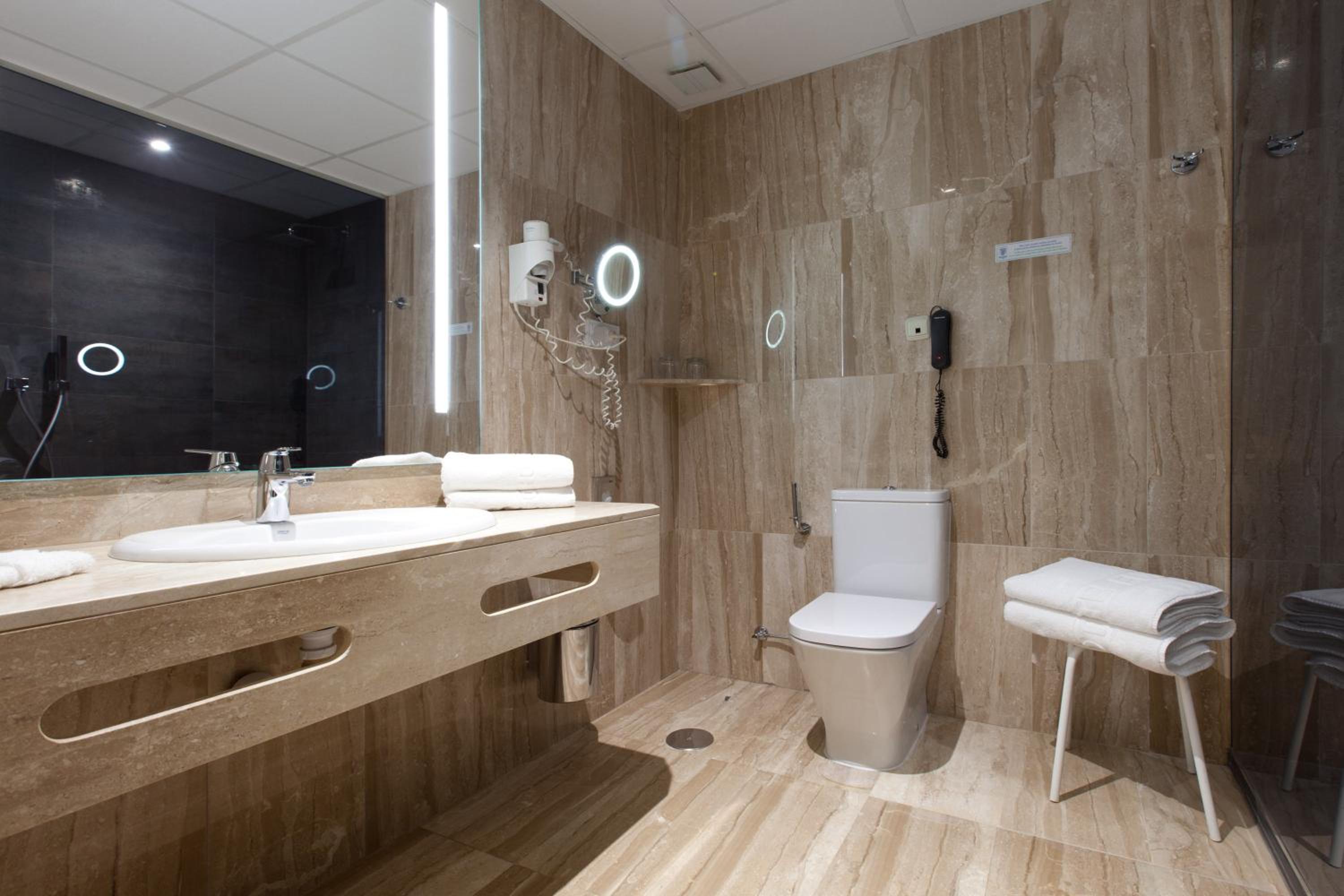 Quadruple Room with Puerta del Sol View  photo 2