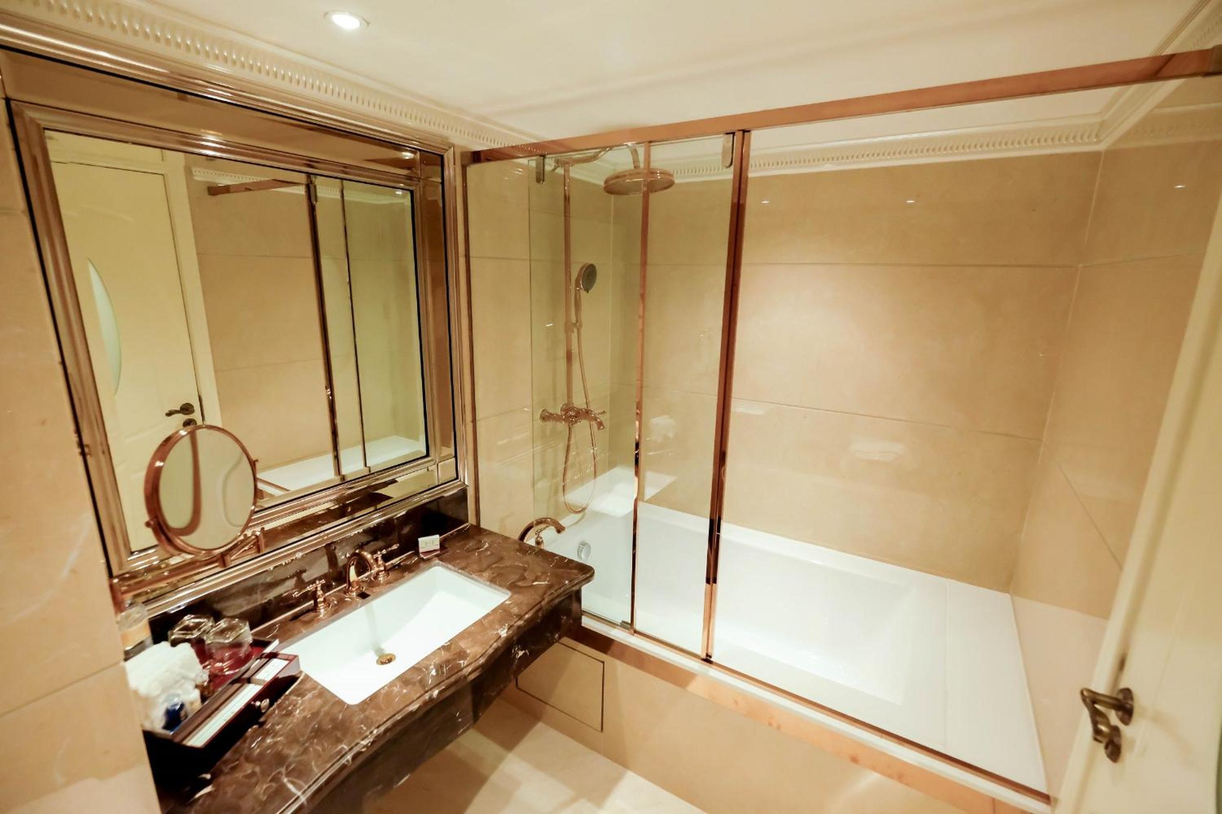 Deluxe Twin Beds City View