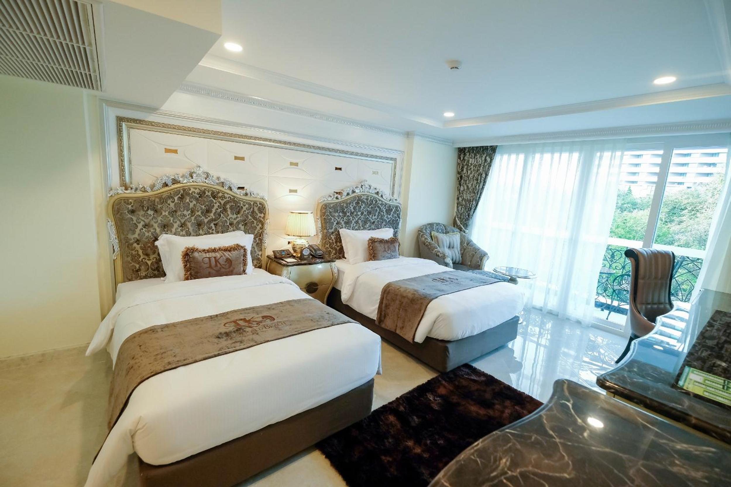 Deluxe Twin Beds City View thumbnail 6