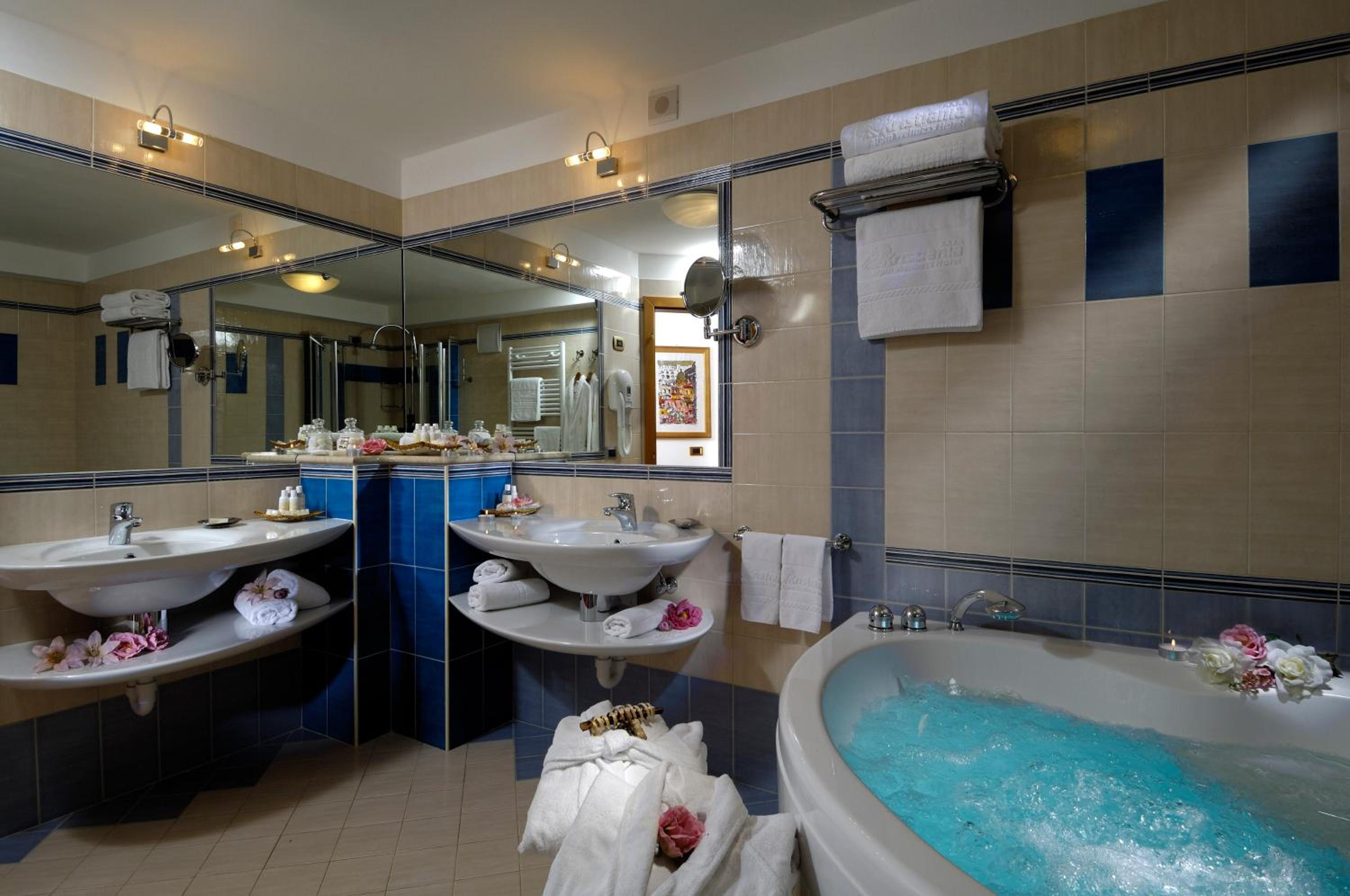 Deluxe Suite with Spa Bath photo 2