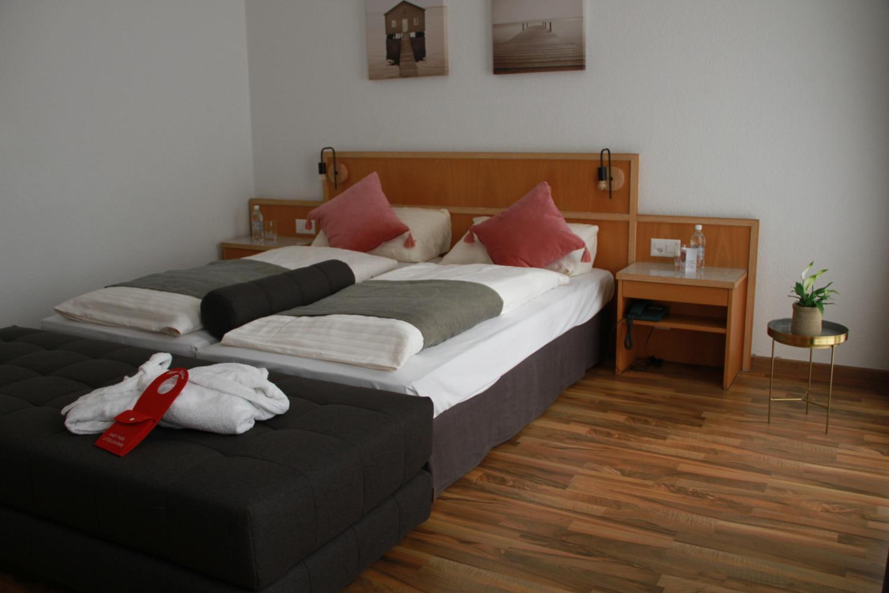Standard Twin Room - Photo 2