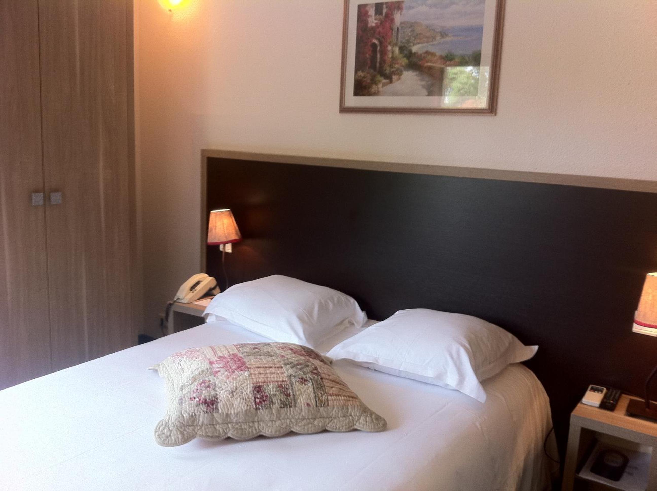 Standard Double Room - Photo 10