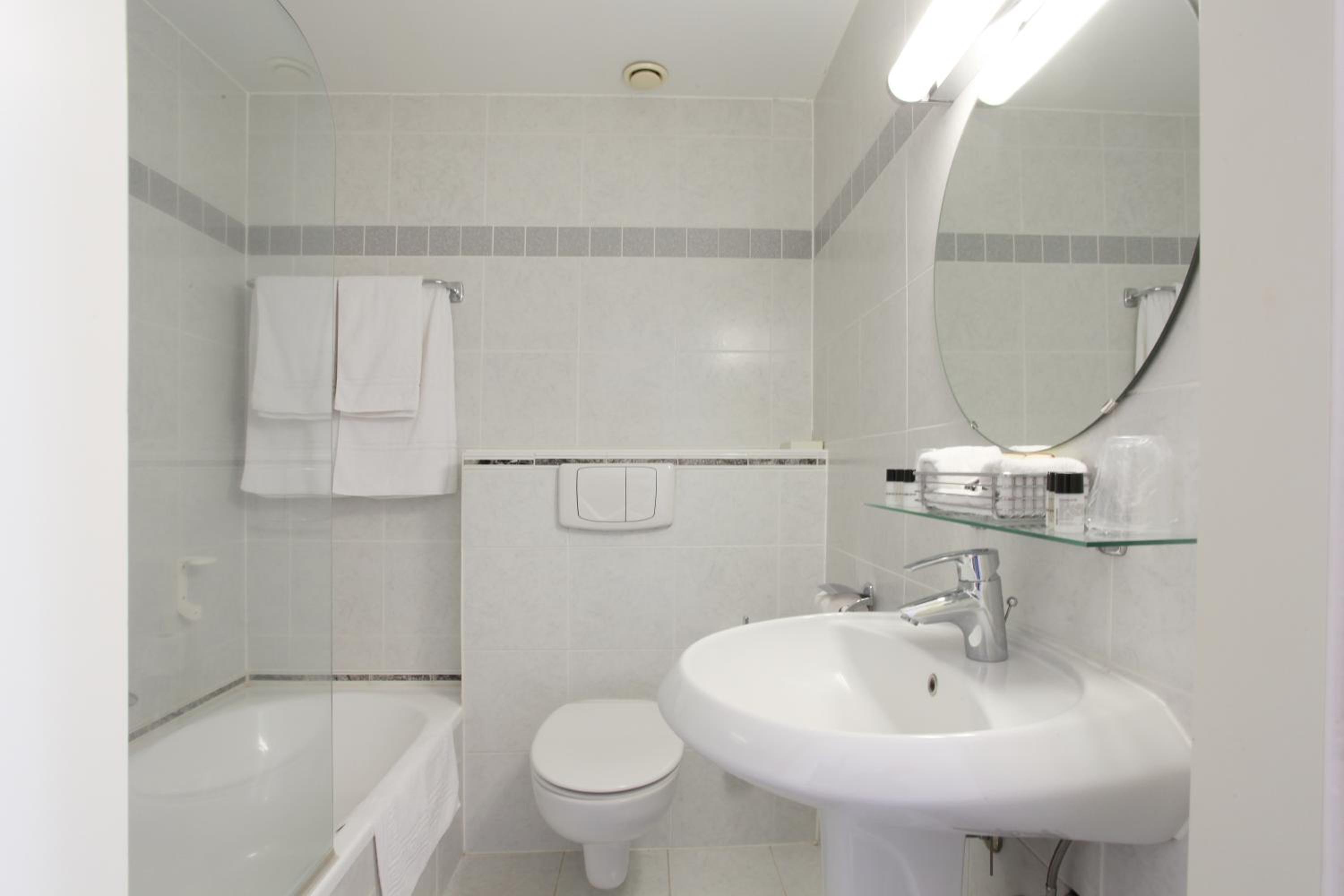 Standard Double or Twin Room with Bath - Photo 3