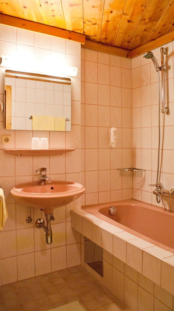 Double Room with Balcony - Photo 7