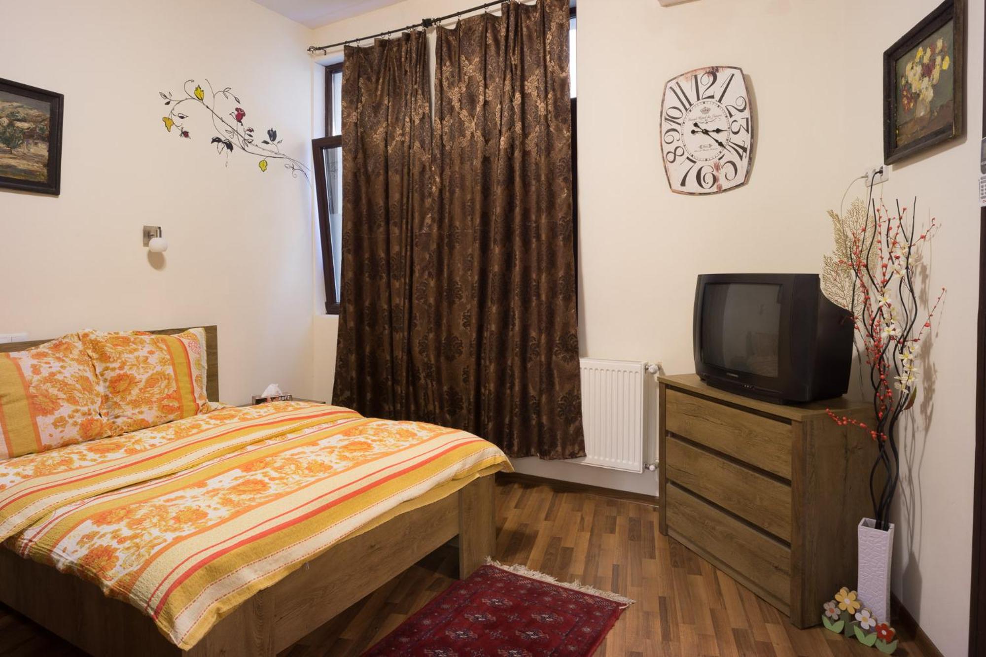Two-Bedroom Apartment with Garden View and Private Kitchen/Bathroom - Photo 2