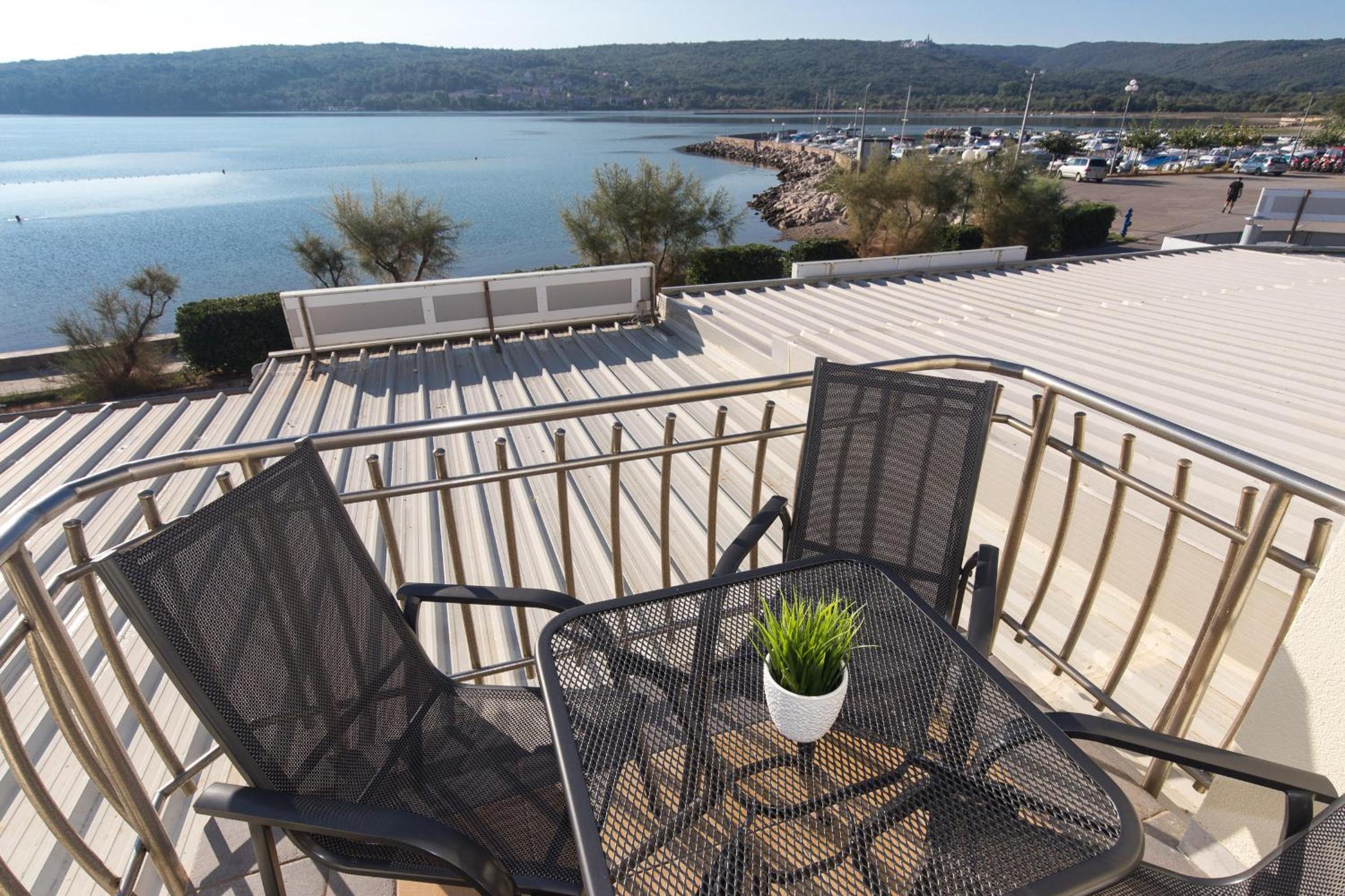One-Bedroom Apartment with Sea View photo 2