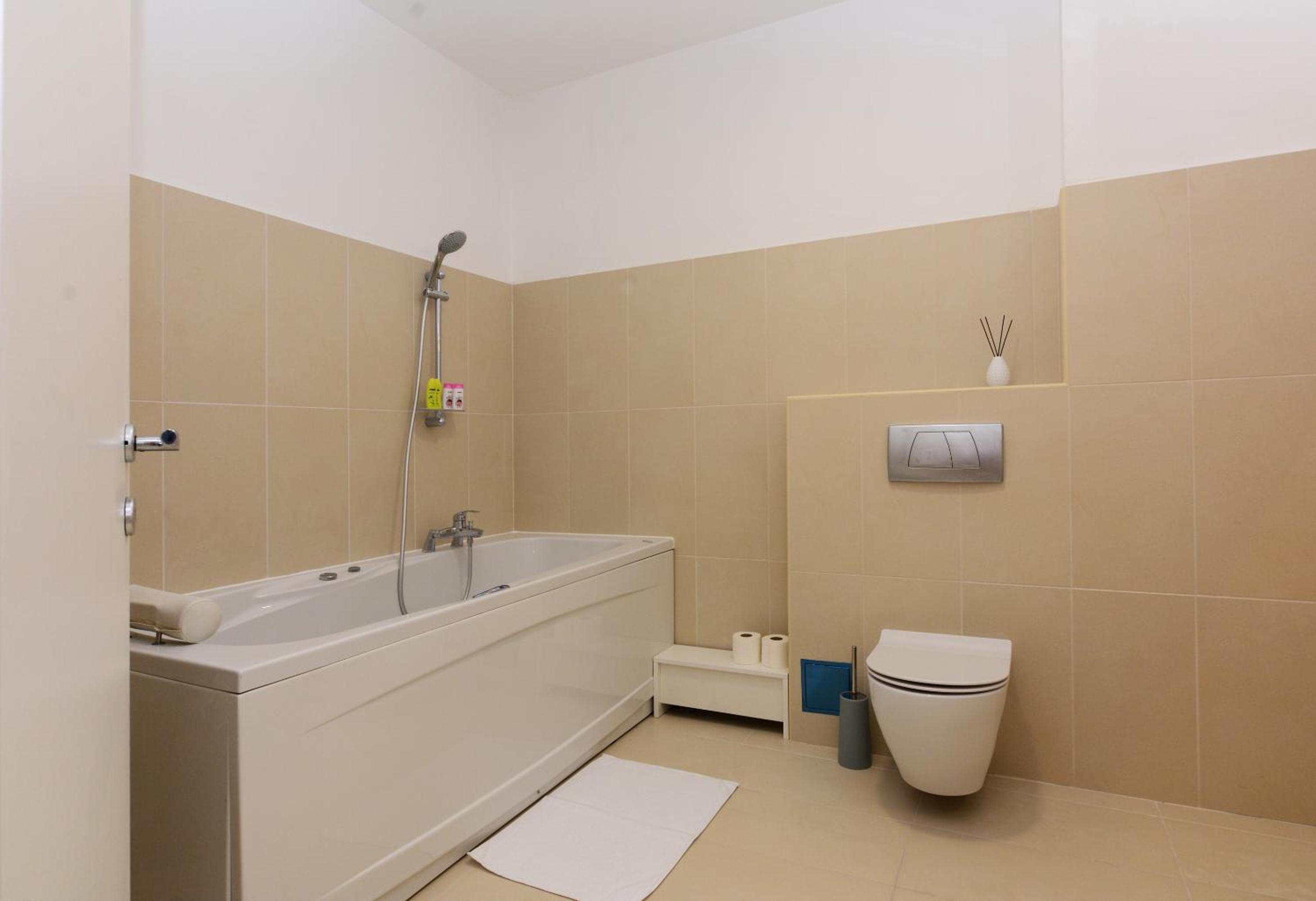 Deluxe King Room - Photo 9