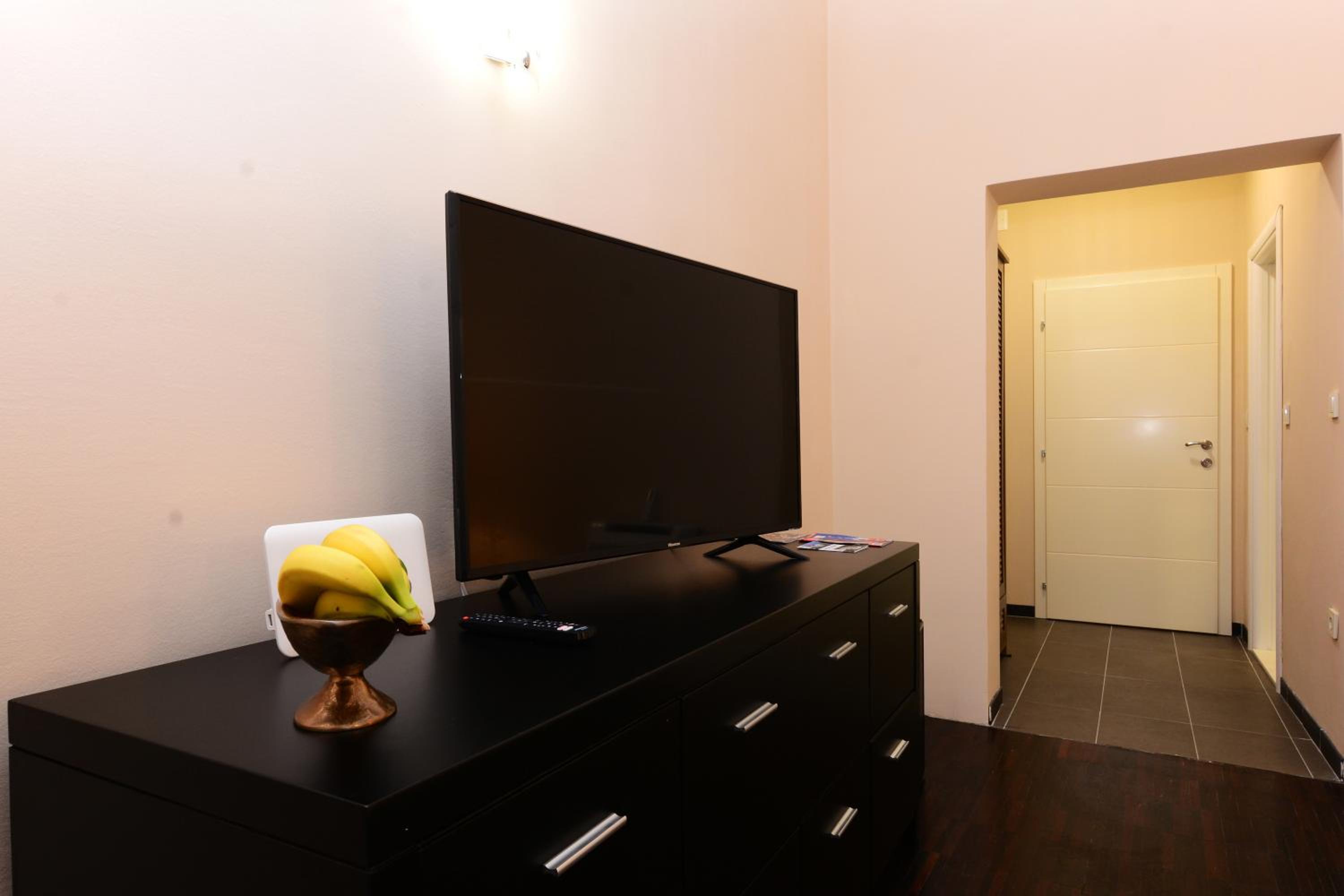 Deluxe King Room - Photo 12