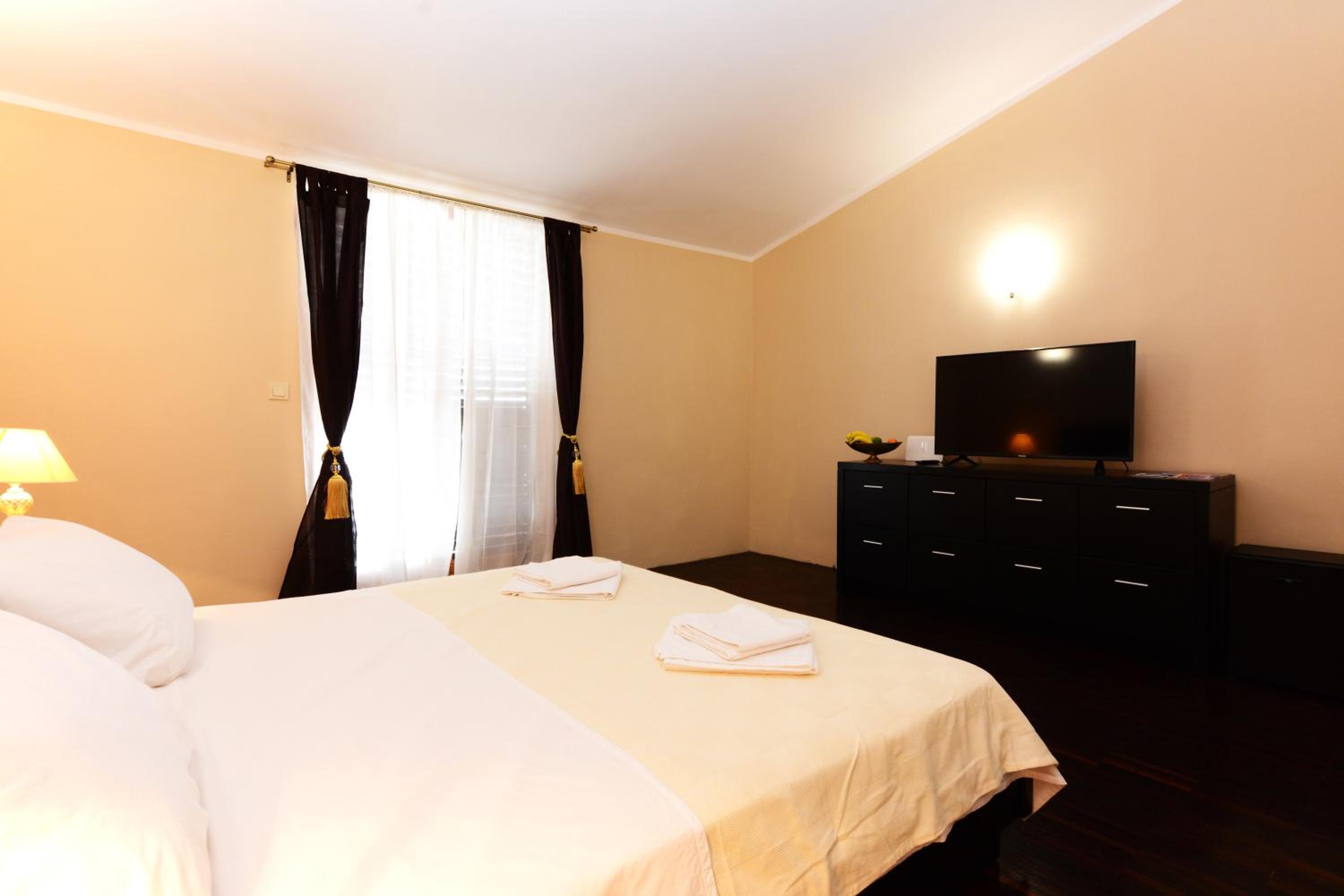 Deluxe King Room - Photo 8