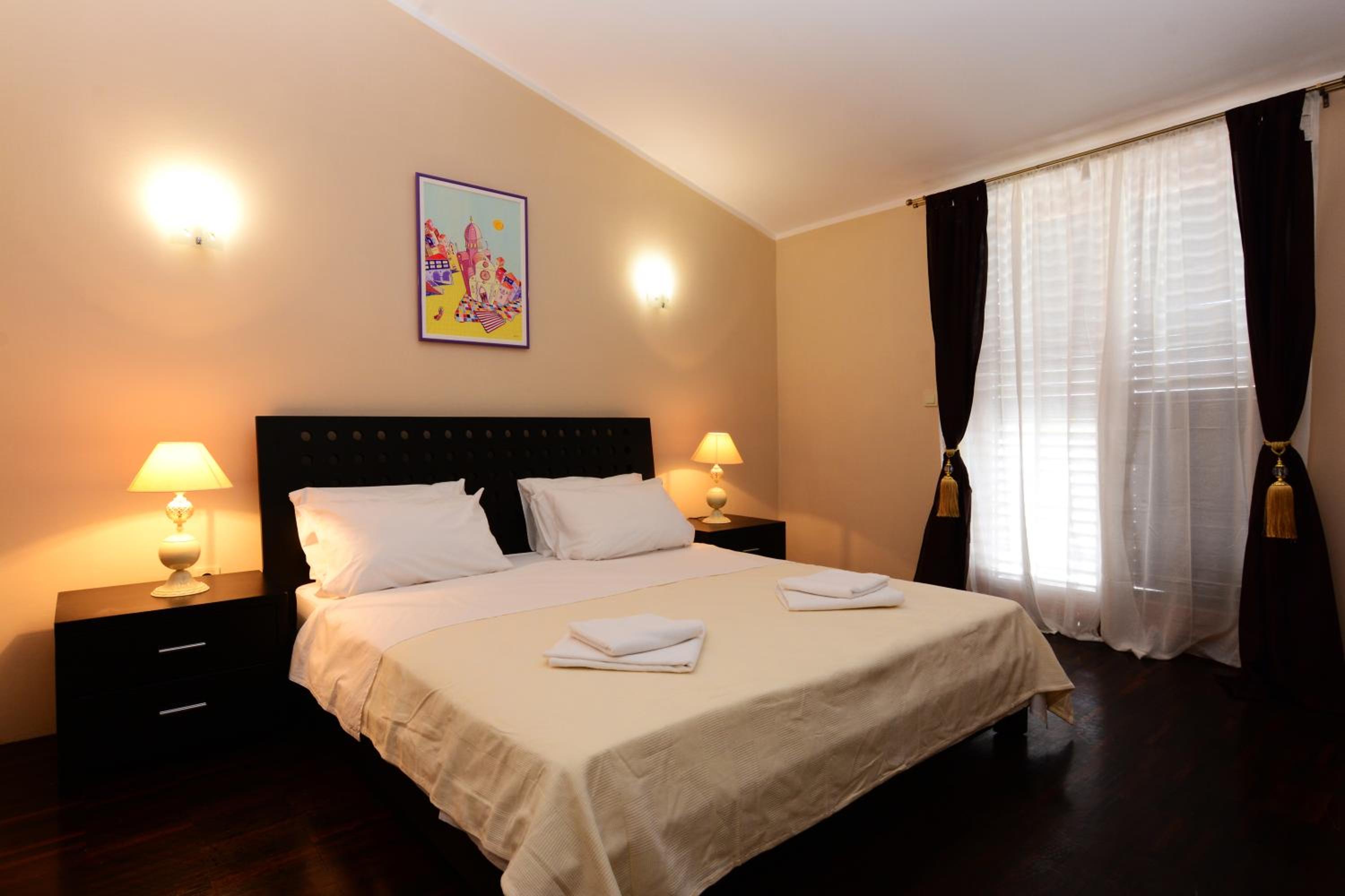 Deluxe King Room - Photo 1