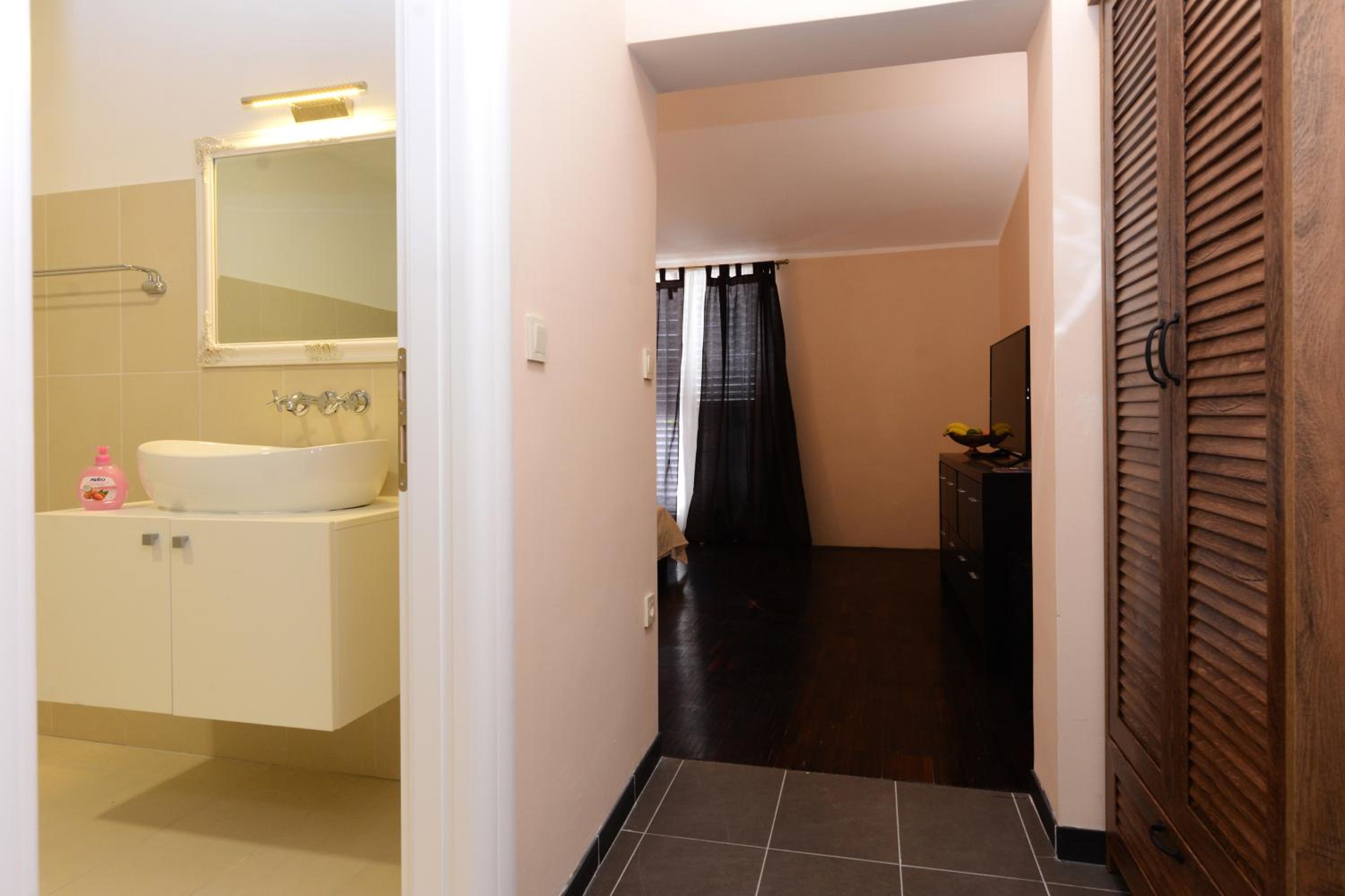 Deluxe King Room - Photo 16