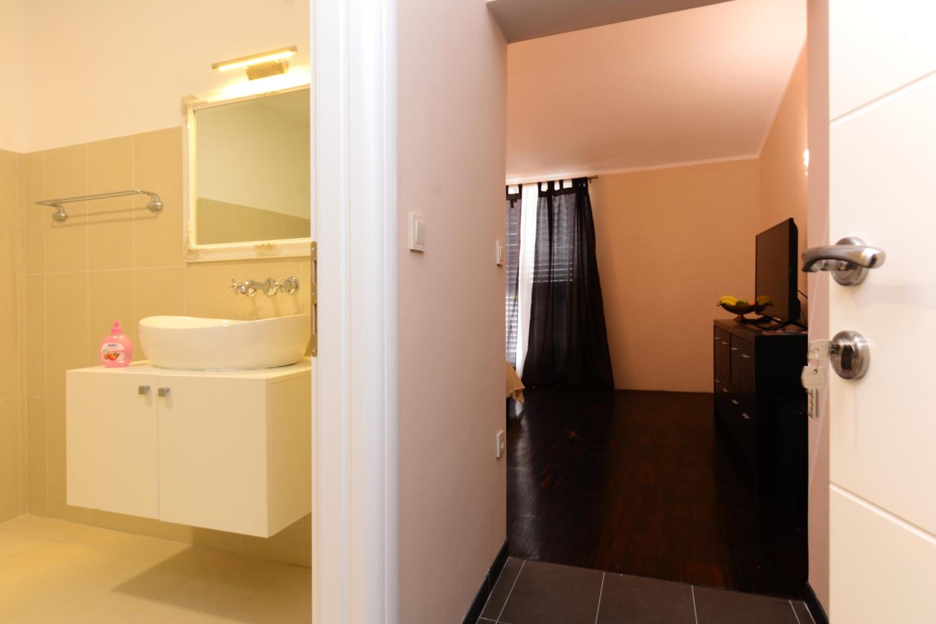 Deluxe King Room - Photo 15