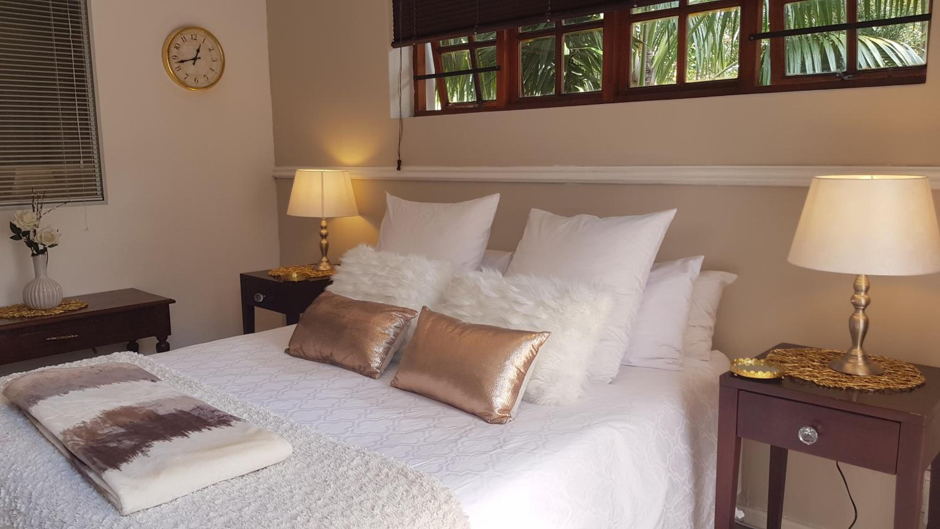 Suite with Pool View - Photo 12