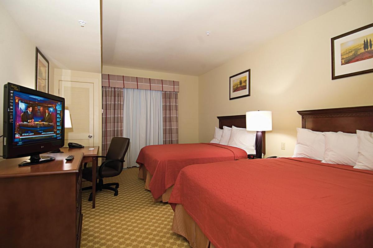 Queen Room with Two Queen Beds - Non-Smoking - Photo 3