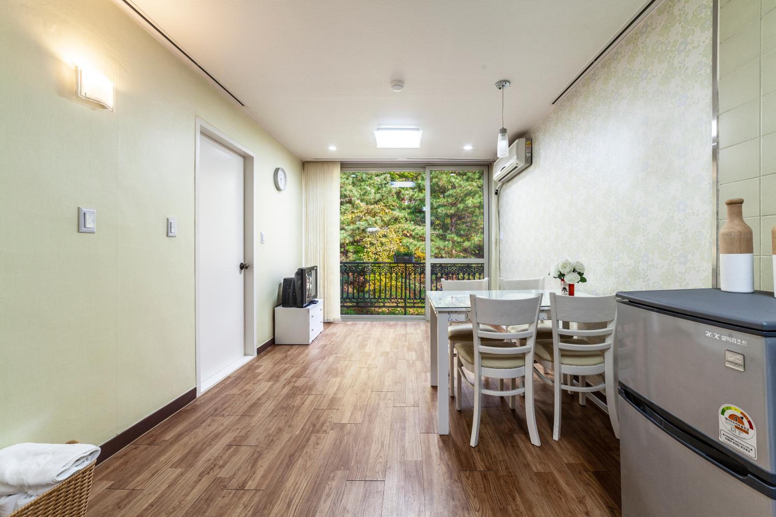 Family Room - Photo 6