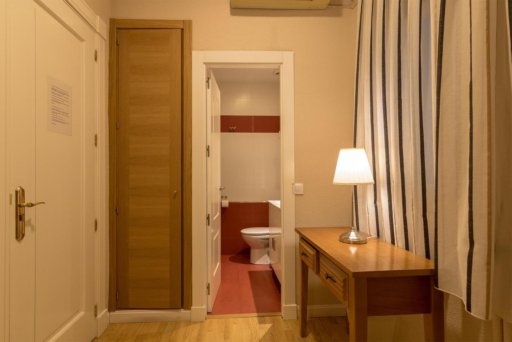 Single Room with Private Bathroom photo 2