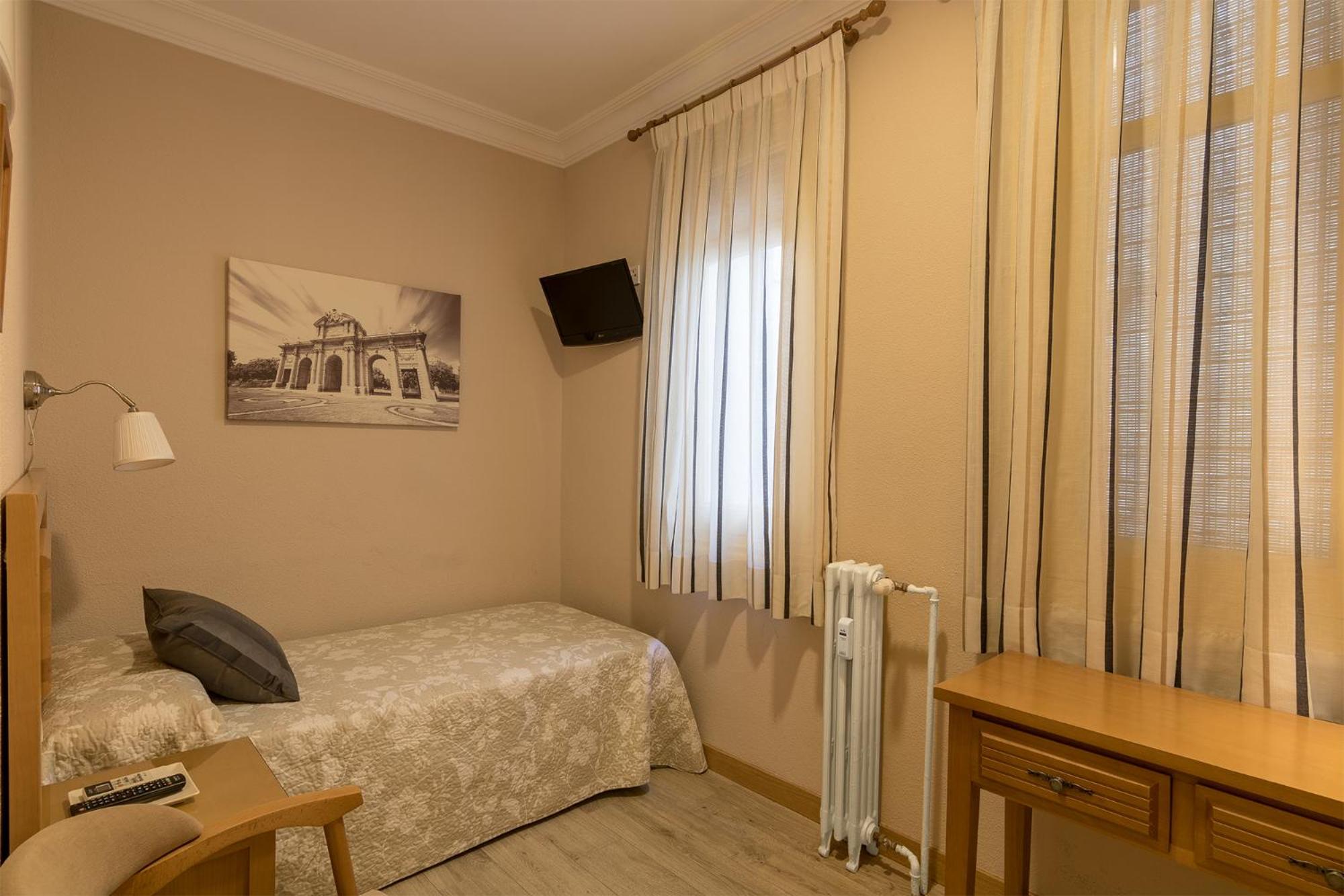 Single Room with Private Bathroom photo 3