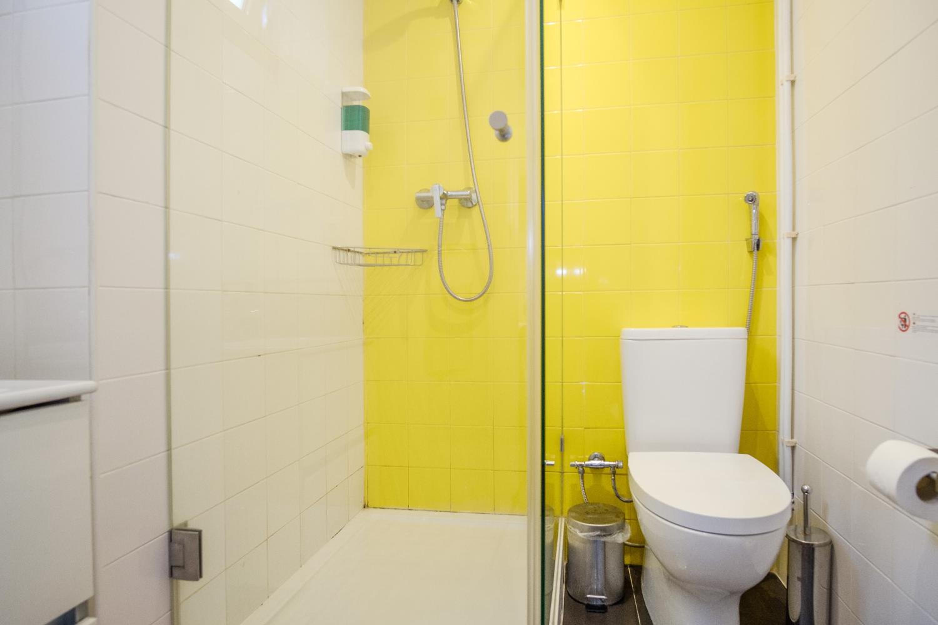Twin Room with Private Bathroom photo 2