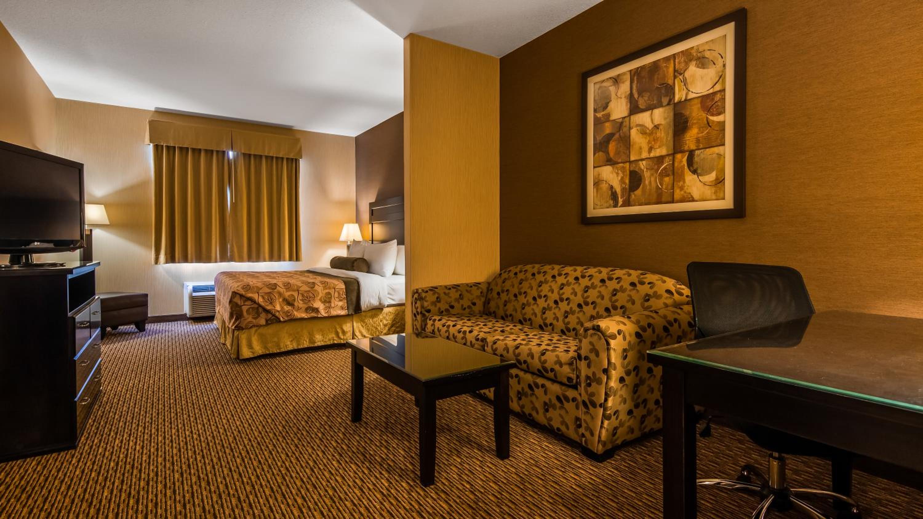 King Room with Roll-In Shower - Mobility Accessible