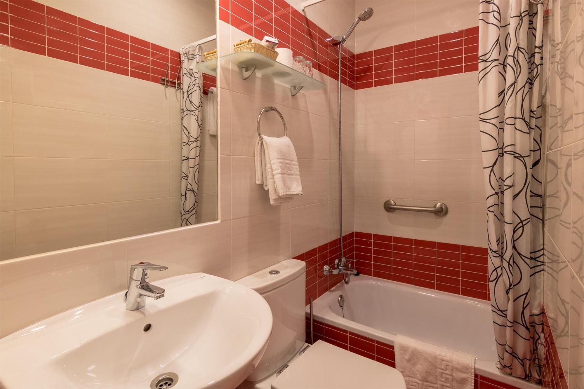 Twin Room with Private Bathroom photo 2