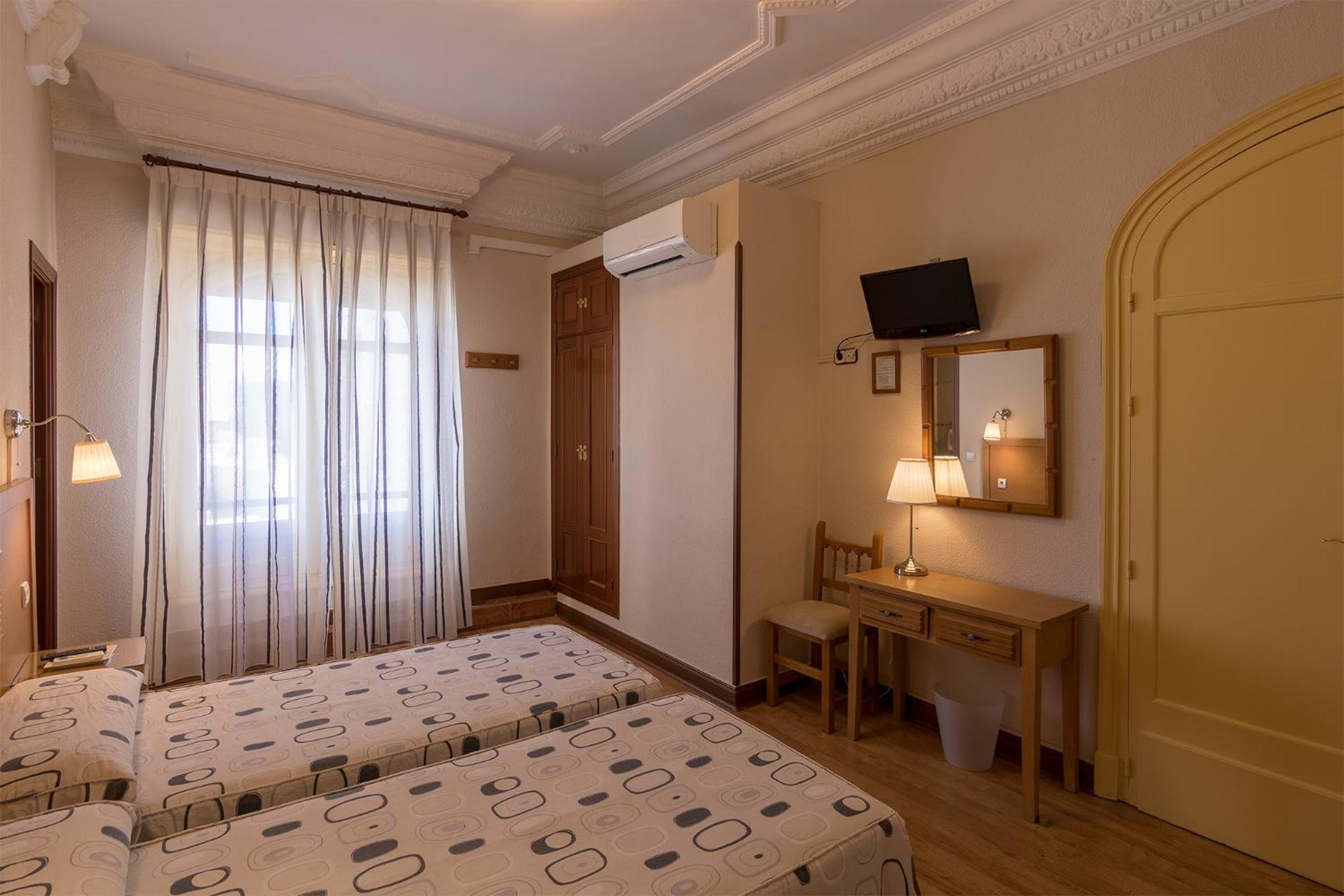 Triple Room with Private Bathroom photo 2