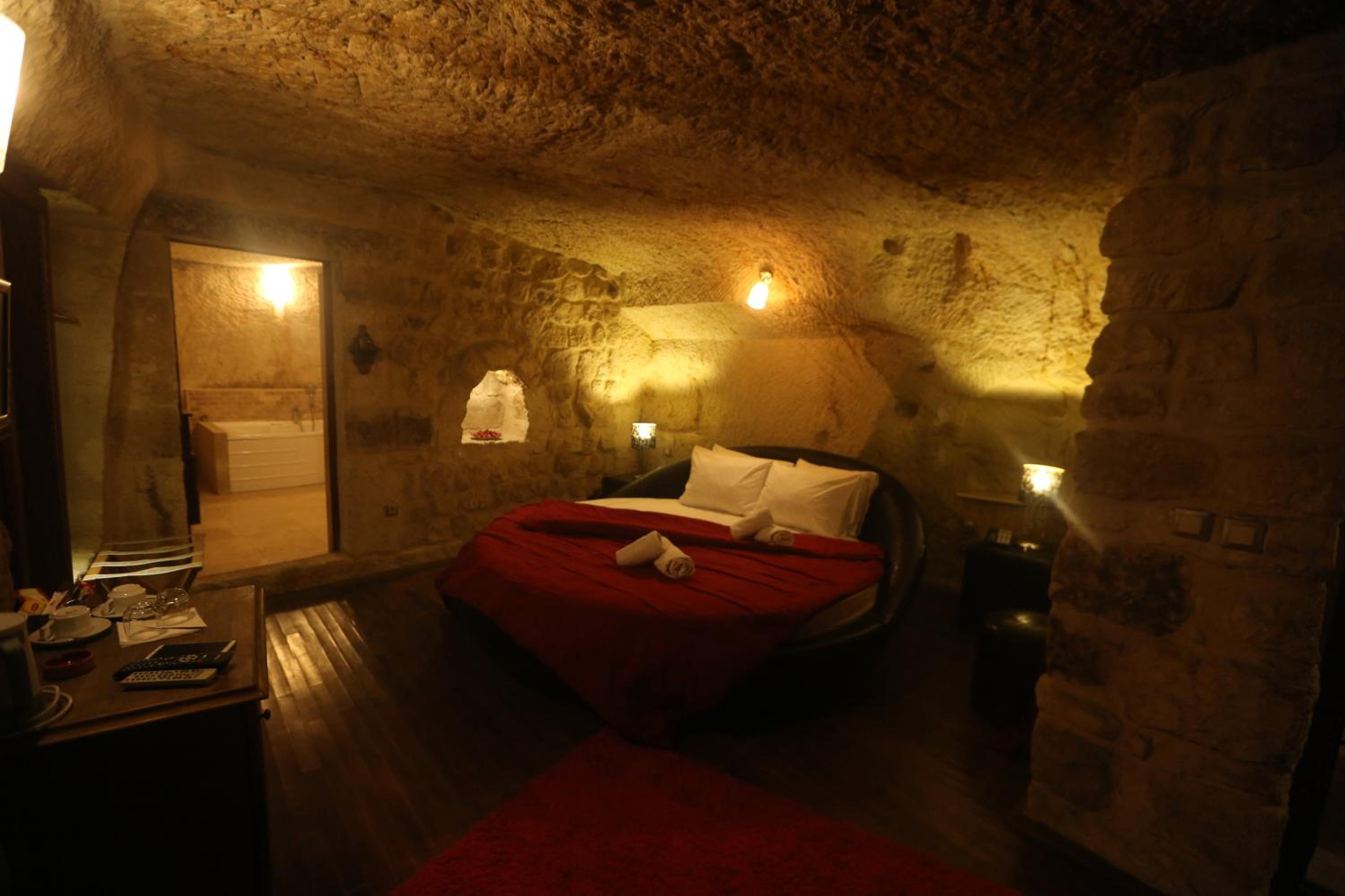 Deluxe Cave Suite photo 3