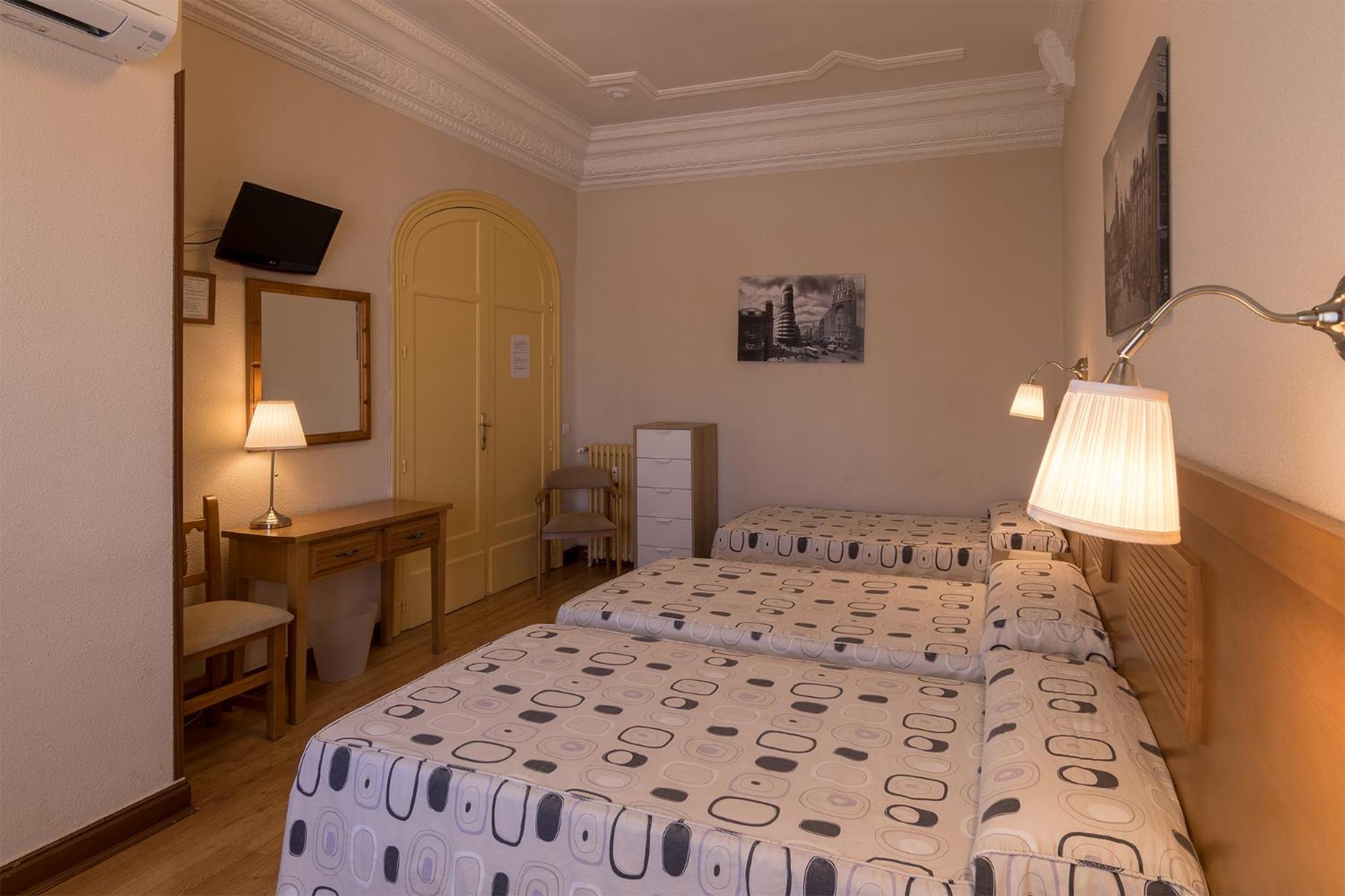 Triple Room with Private Bathroom photo 3
